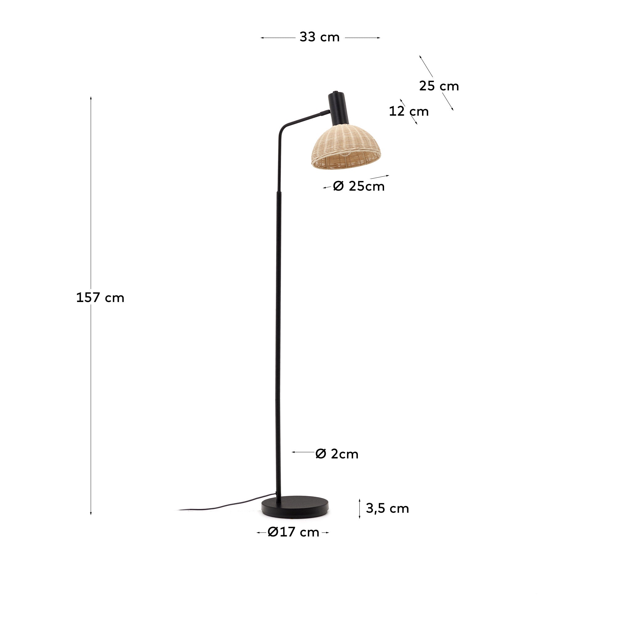 Die Damila Stehleuchte von Kave Home kombiniert elegantes schwarzes Metall mit handgeflochtenem Rattan und schafft eine einladende Atmosphäre.