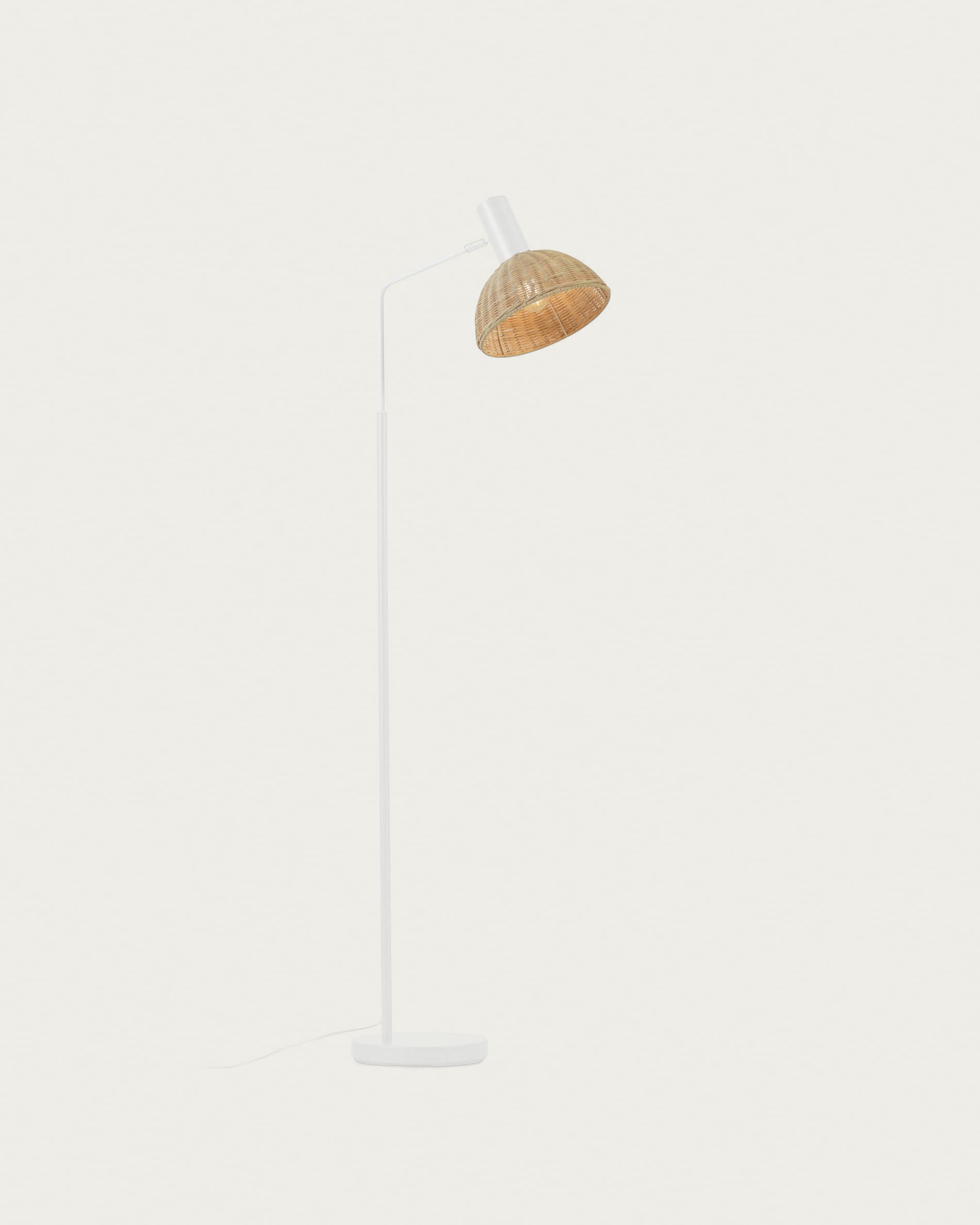 3D-Modell der Damila Stehlampe: Weisses Metall und Rattan, elegantes Design, natürliche Wärme für Ihr Zuhause.