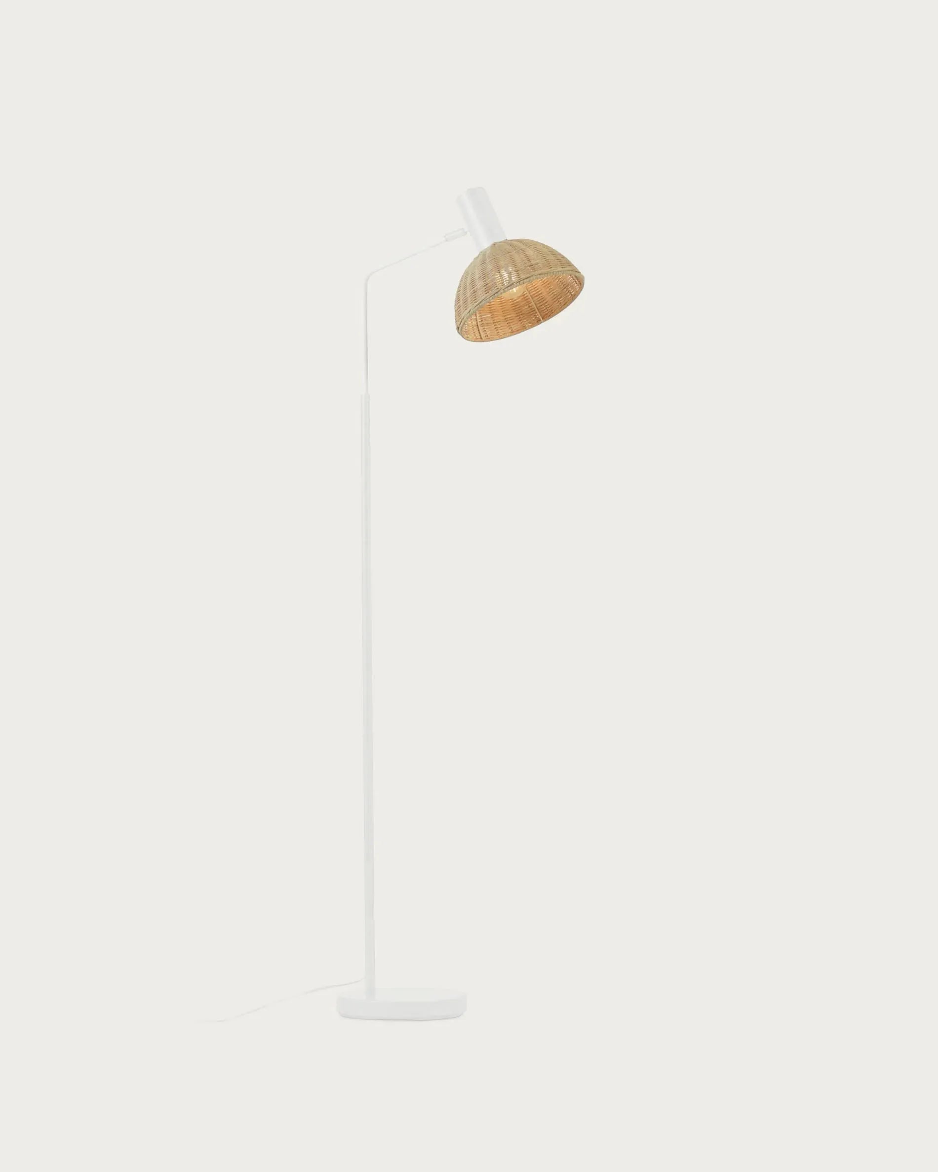 Moderne Damila Stehlampe aus weißem Metall und Rattan mit natürlichem Finish, perfekt für ein stilvolles und warmes Ambiente.