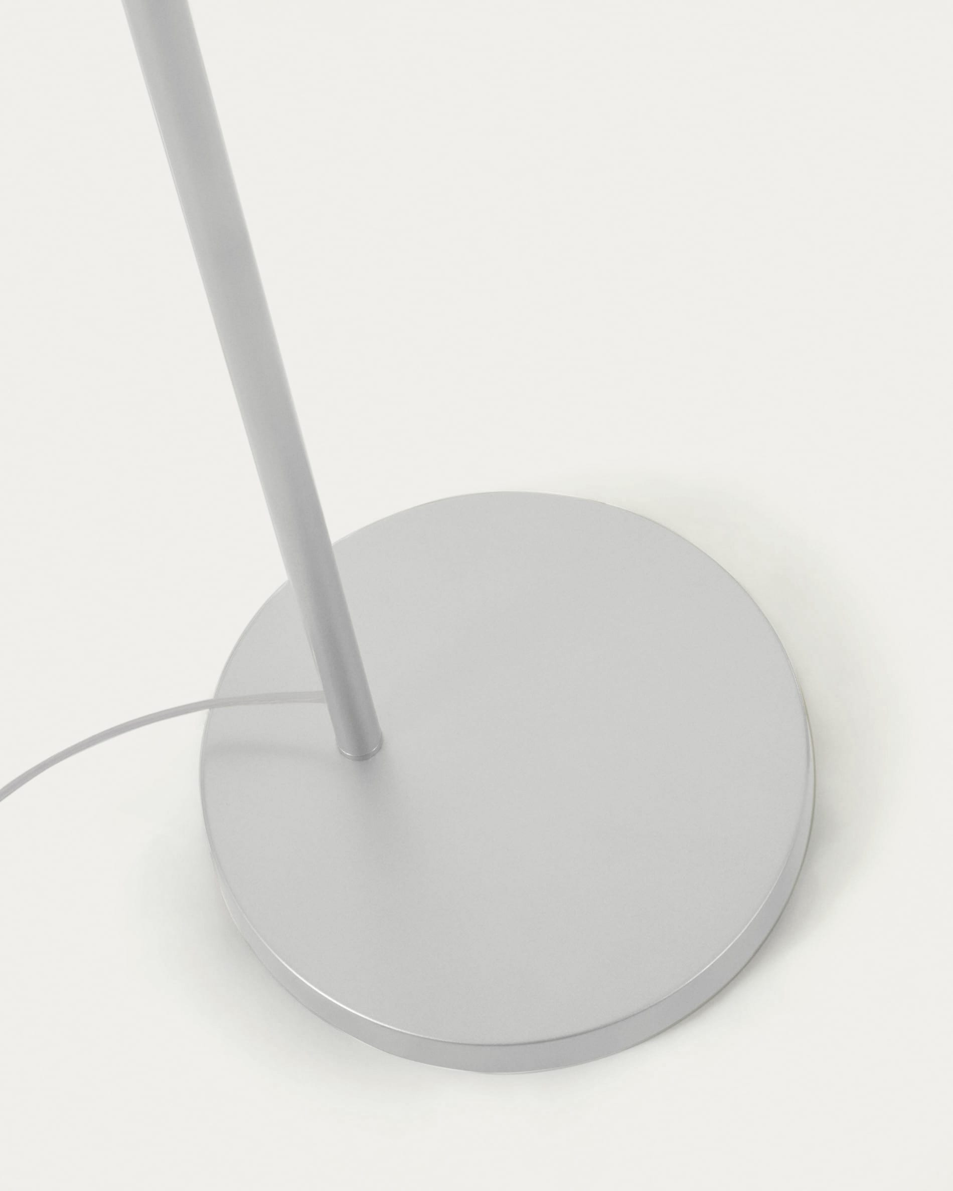 Die Damila Stehlampe kombiniert edles Metall mit handgewebtem Rattan, bietet gemütliches Licht und verleiht Ihrem Zuhause einen natürlichen Charme.