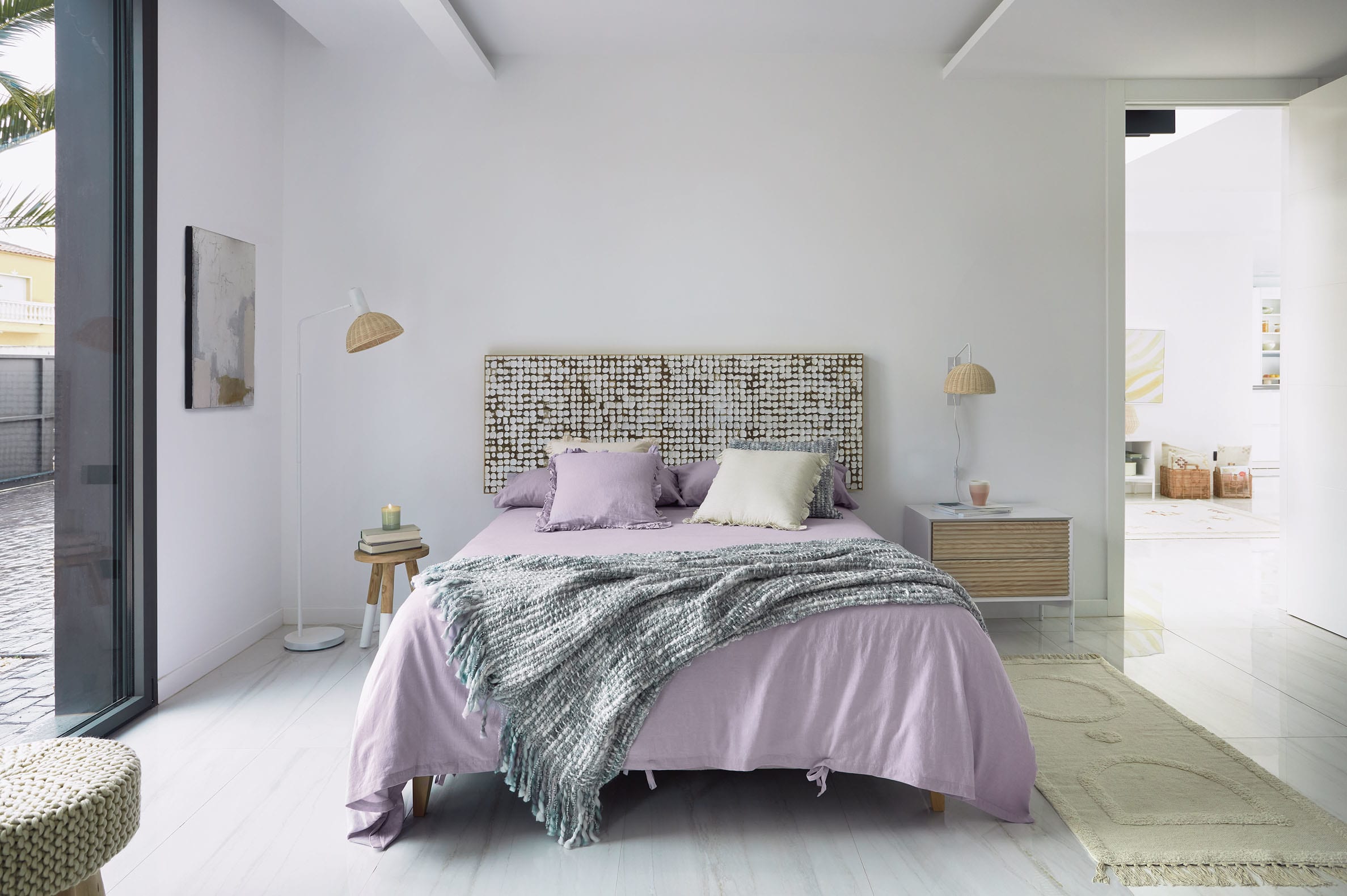 Elegante Damila Stehlampe aus weissem Metall und Rattan, ideal für ein gemütliches und modernes Wohnambiente.