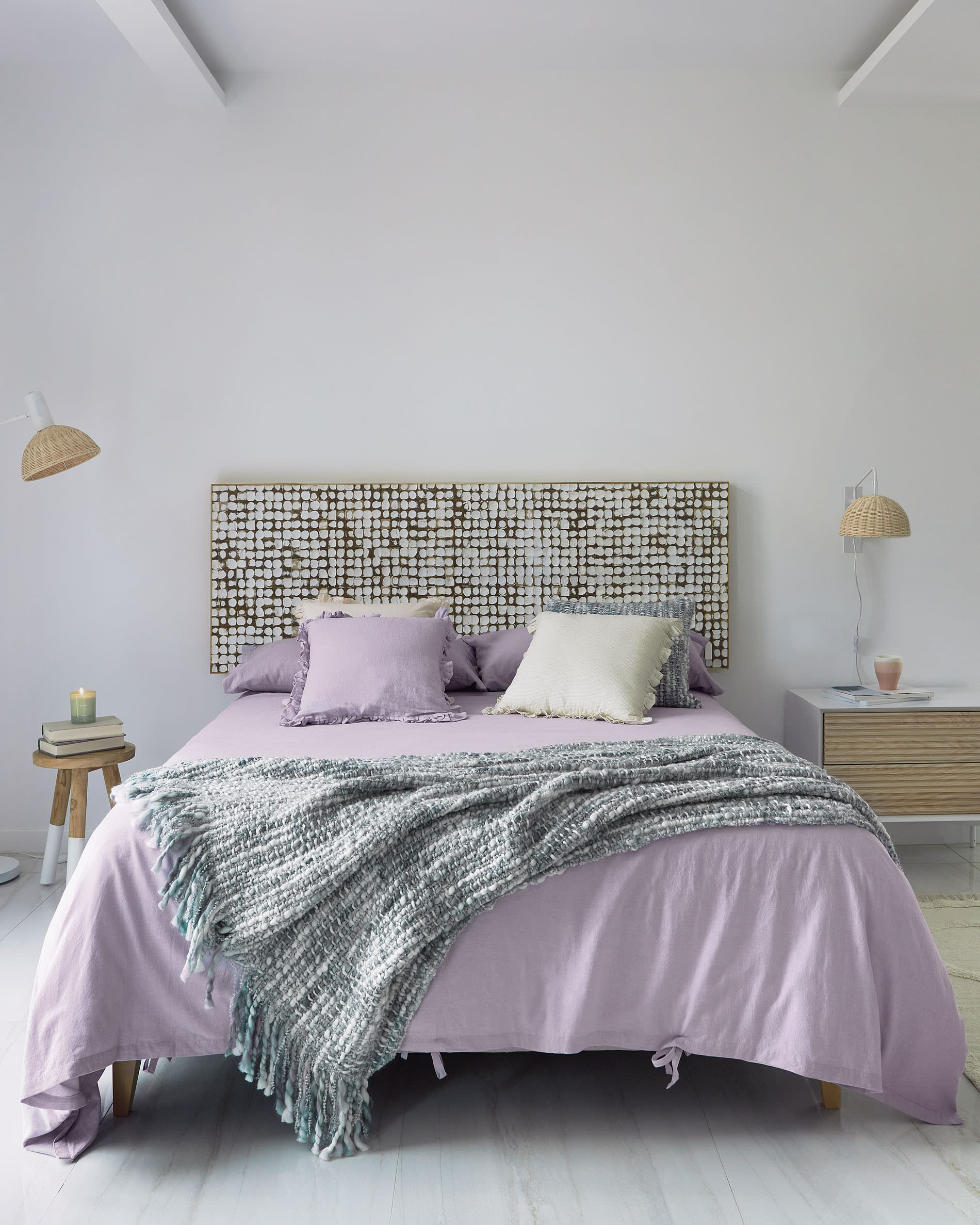 Elegante Damila Stehlampe aus weissem Metall und natürlichem Rattan, ideal für stilvolle und gemütliche Wohnräume.