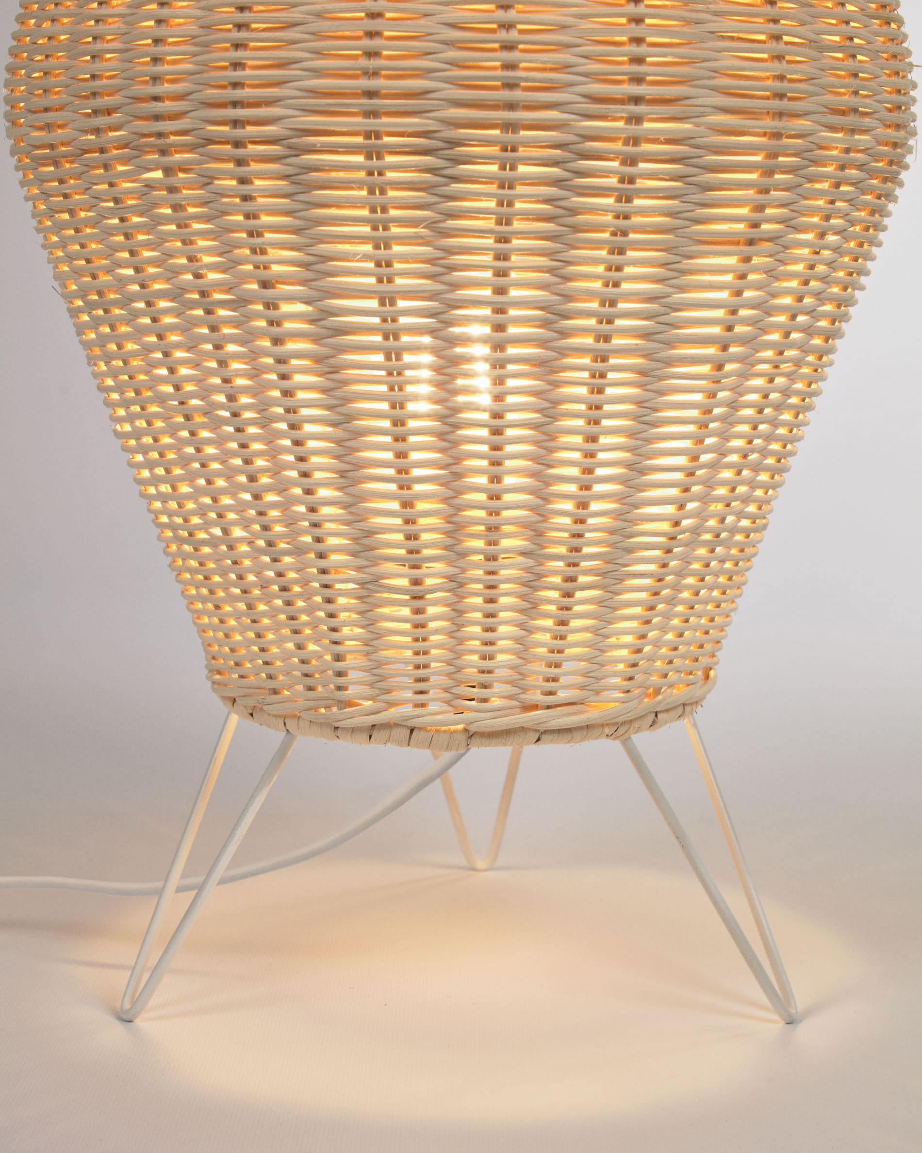 Die Kamaria Tischlampe aus handgefertigtem Rattan vereint Eleganz und Funktionalität. Perfekt für eine gemütliche Atmosphäre in jedem Raum.