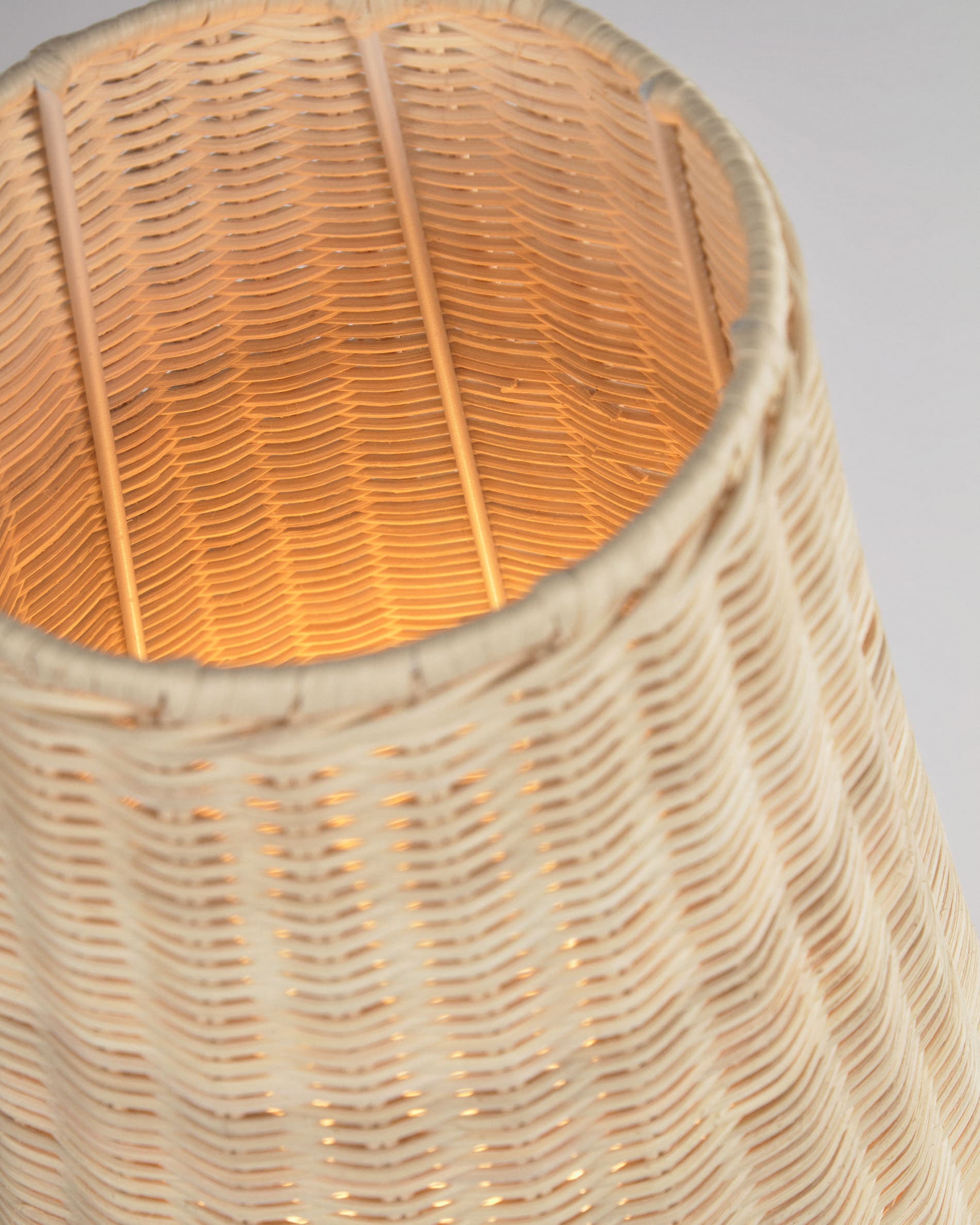 Die Kamaria Tischlampe aus Rattan verleiht mit ihrem natürlichen Look und warmem Licht jedem Raum eine einladende Atmosphäre.