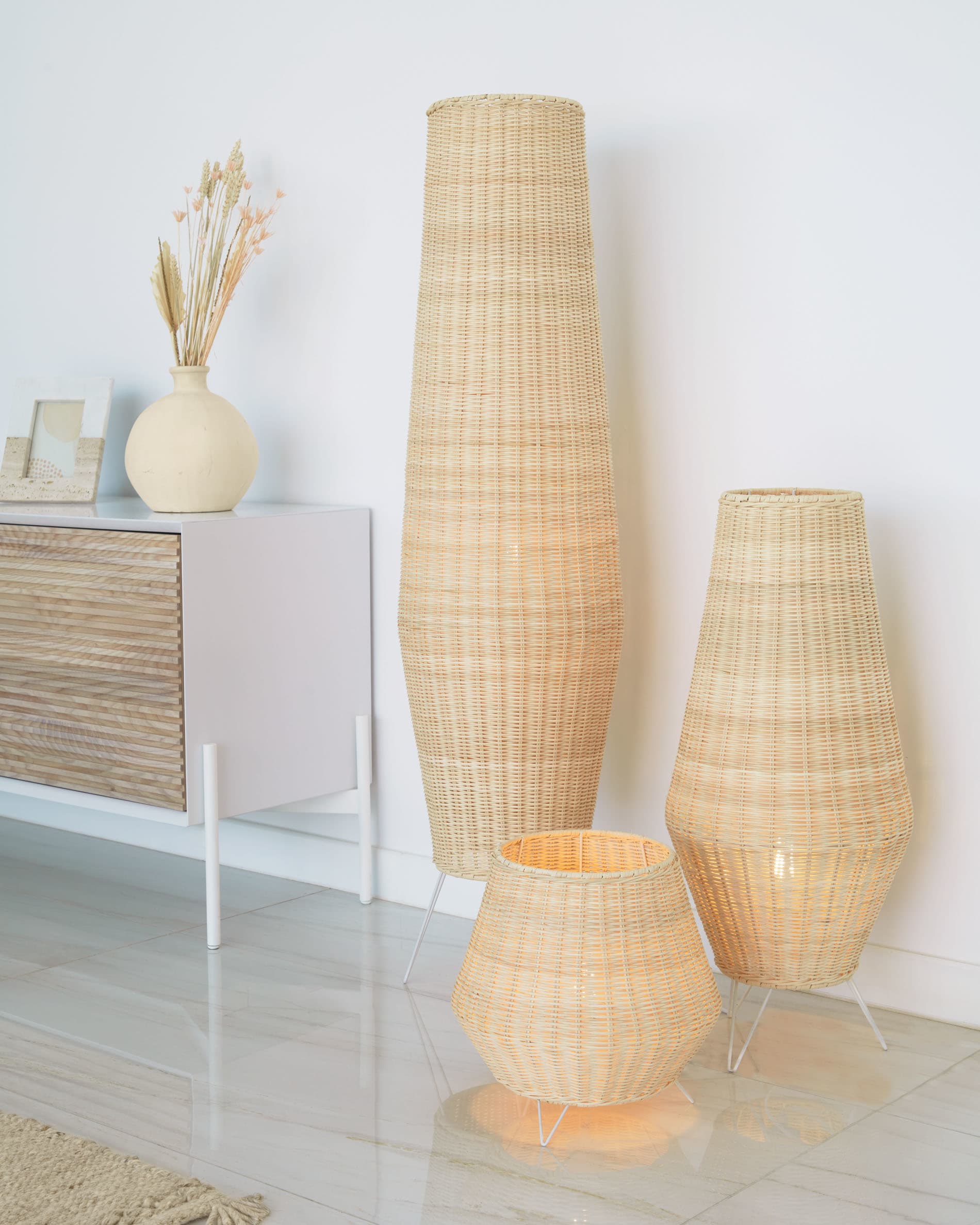 Die Kamaria Tischlampe aus handgefertigtem Rattan vereint Nachhaltigkeit und elegantes Design, perfekt für eine gemütliche Atmosphäre.