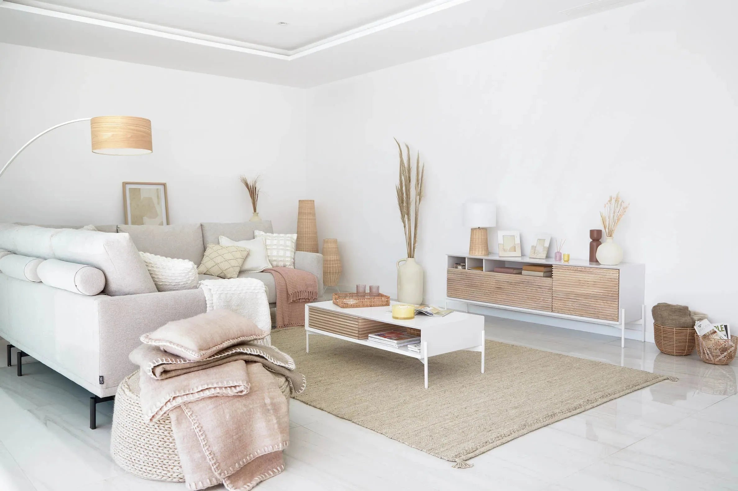Die Kamaria Tischlampe aus Rattan verleiht mit ihrem natürlichen Look und warmem Licht jedem Raum eine einladende Atmosphäre.