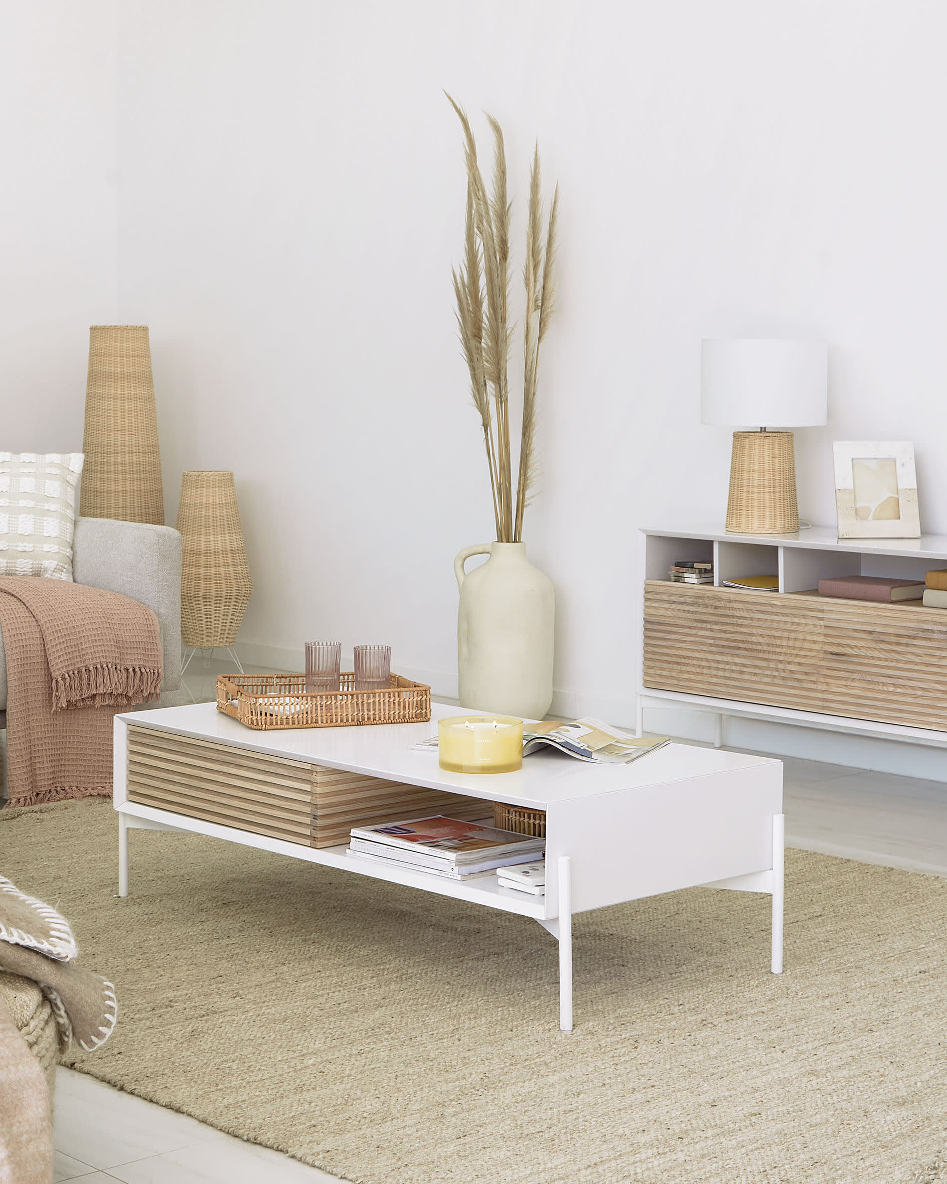 Die Kamaria Tischlampe aus Rattan bietet ein natürliches Design und warmes Licht, ideal für eine gemütliche und stilvolle Raumgestaltung.