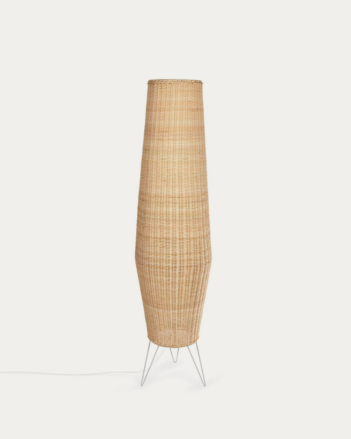 Kamaria grosse Stehlampe aus Rattan mit natürlichem Finish in Natur präsentiert im Onlineshop von KAQTU Design AG. Stehleuchte ist von Kave Home
