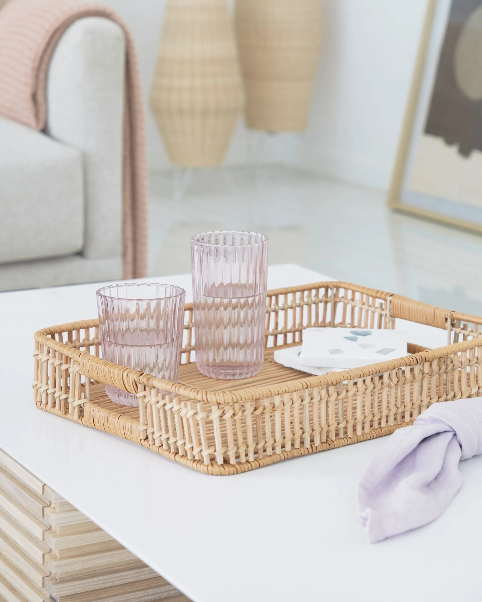Die Kamaria Stehlampe aus Rattan von Kave Home bringt mit ihrem natürlichen Design und sanftem Licht Wärme und Stil in Ihr Zuhause.