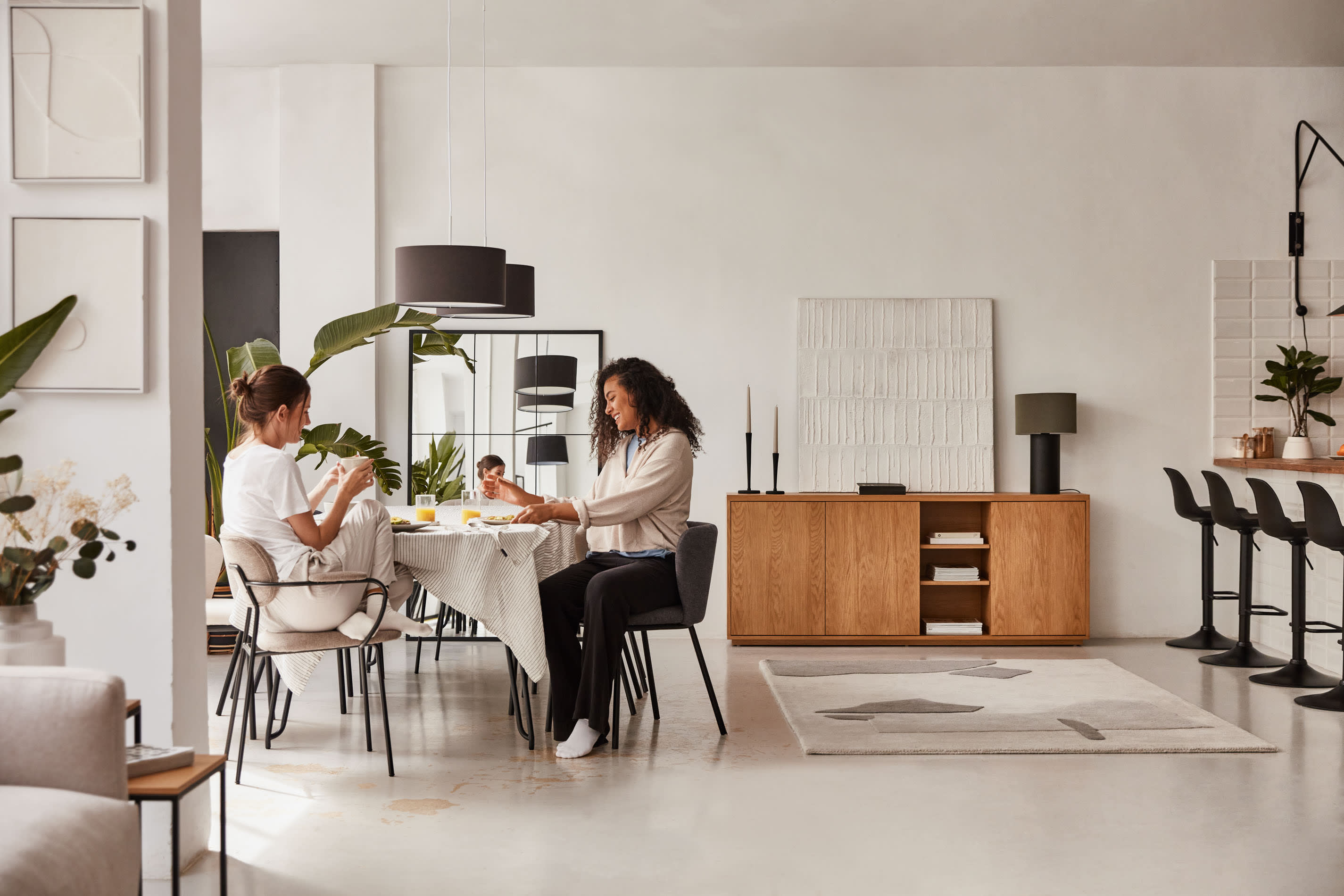 Elegante Domicina Tischlampe von Kave Home in Schwarz und Grau, perfektes Licht für Wohn- und Schlafzimmer, vereint modernes Design mit Retro-Charme.