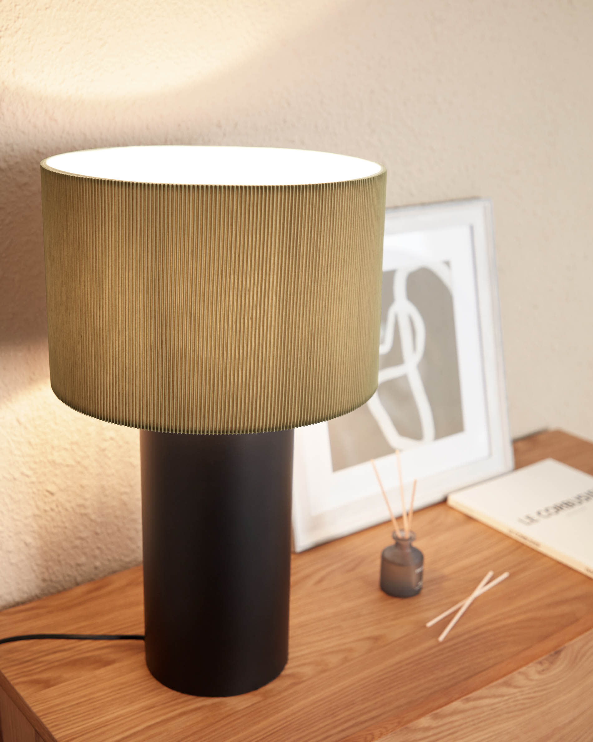 Stilvolle Domicina Tischlampe von Kave Home in Schwarz und Grau, ideal für gemütliche Beleuchtung in jedem Raum, vereint Eleganz und Funktionalität.