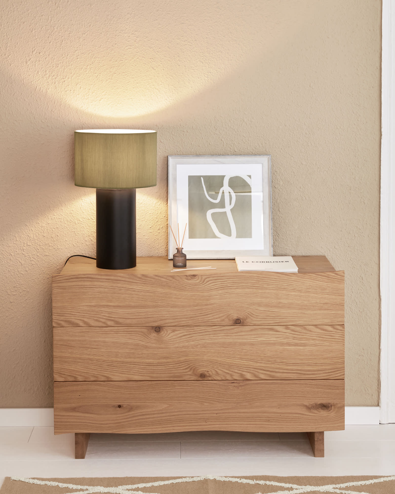 Elegante Domicina Tischlampe von Kave Home in Schwarz und Grau, perfektes Licht für Wohn- und Schlafzimmer, vereint modernes Design mit Retro-Charme.