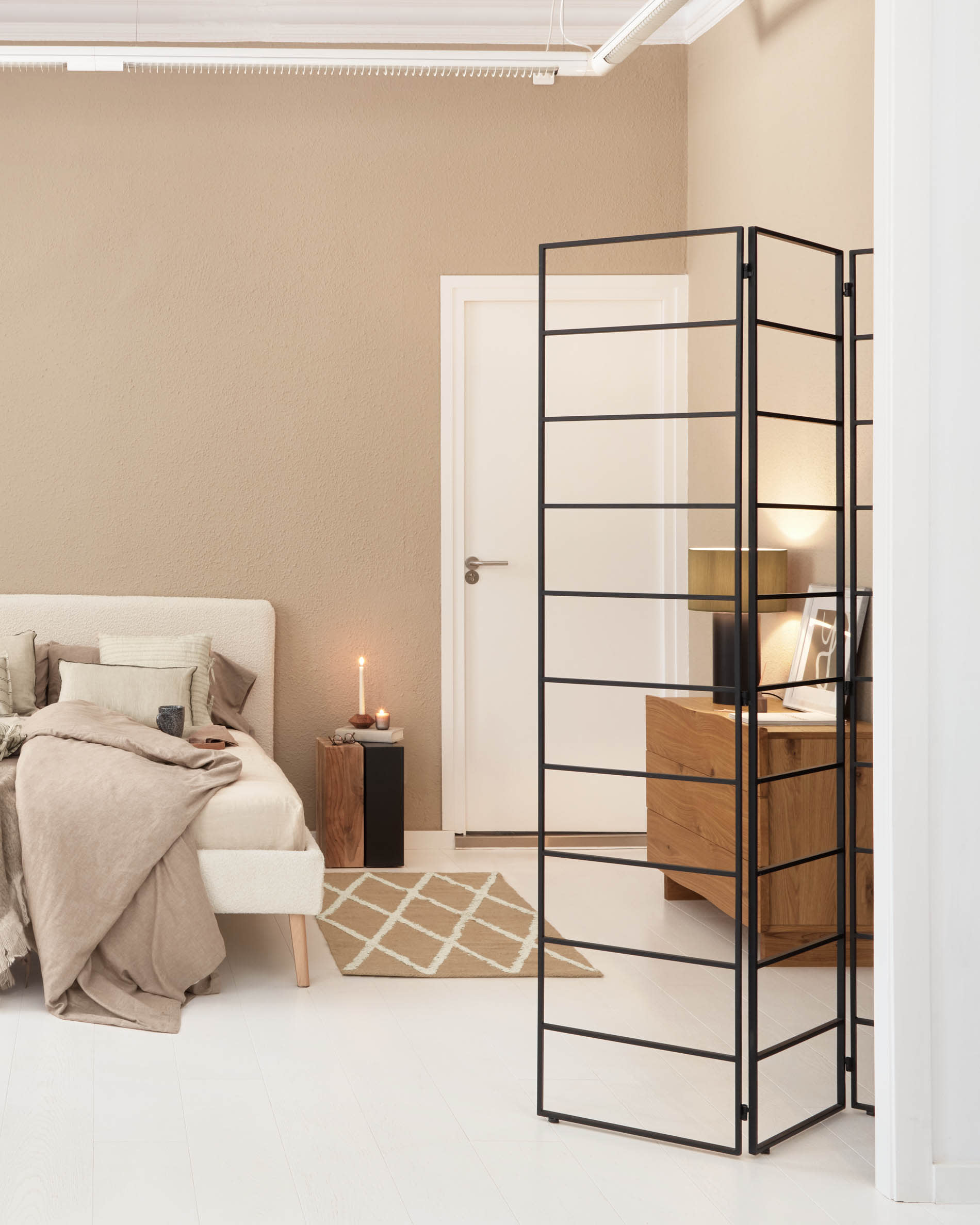 Stilvolle Tischlampe aus schwarzem und grauem Metall von Kave Home, perfekt für moderne Wohnräume und eine angenehme Atmosphäre.