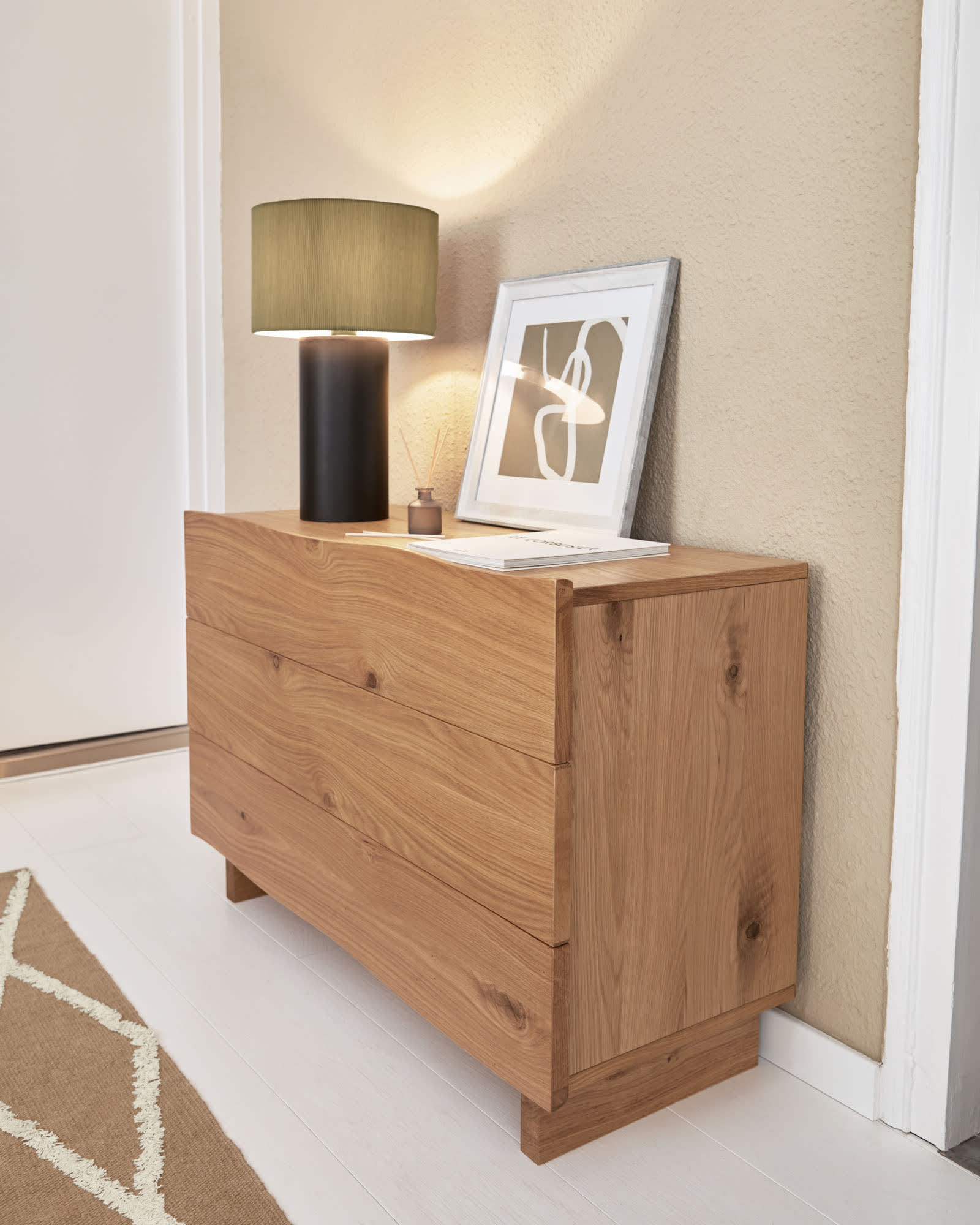 Elegante Tischlampe aus schwarzem und grauem Metall von Kave Home, ideal für zeitgemäße Wohnräume und stimmungsvolle Beleuchtung.