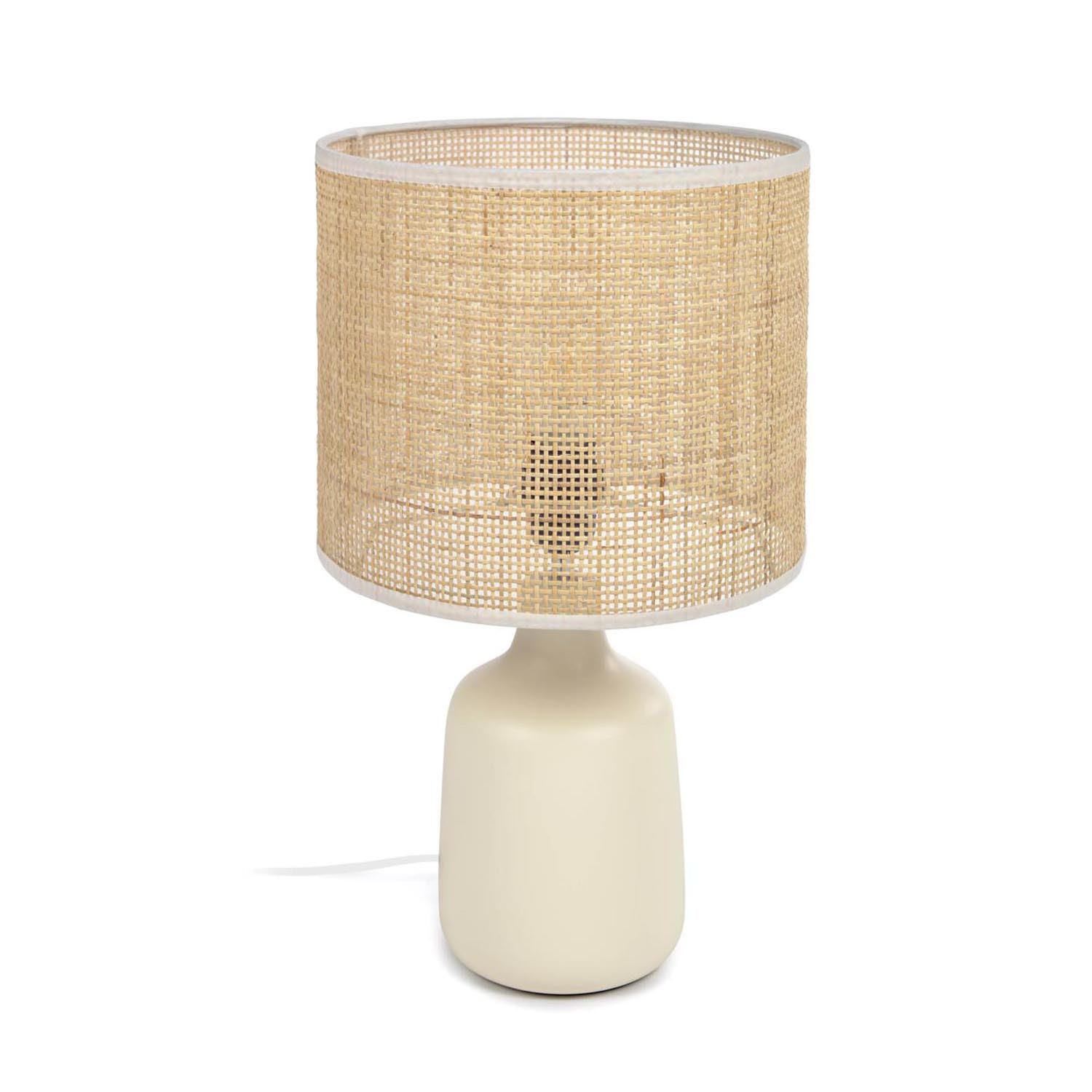 Erna Tischlampe aus weißer Keramik und Bambus mit natürlichem Finish in Natur, Beige präsentiert im Onlineshop von KAQTU Design AG. Tischleuchte ist von Kave Home