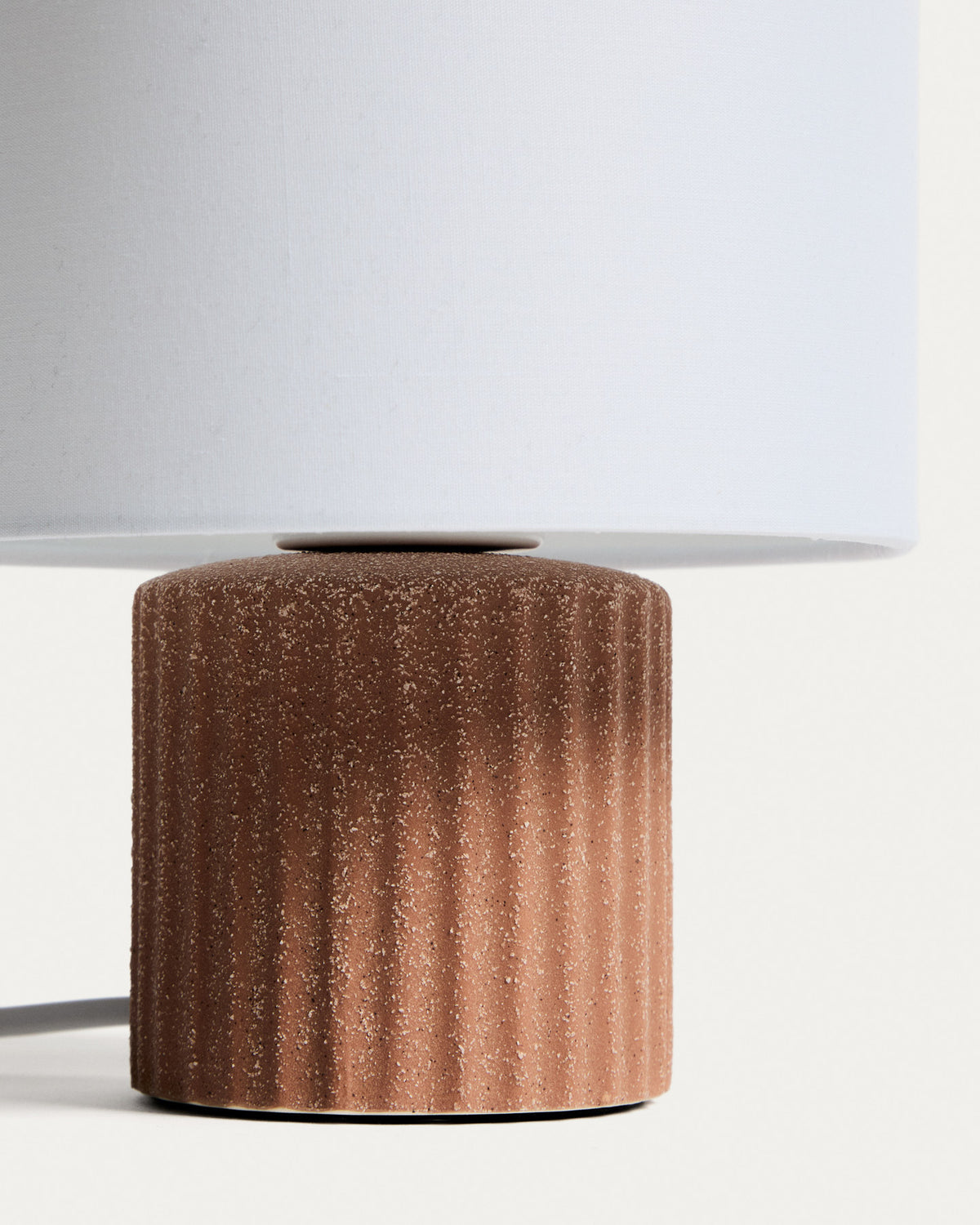 Eshe Tischlampe aus Keramik in der Farbe Terrakotta und weiss in Weiss präsentiert im Onlineshop von KAQTU Design AG. Tischleuchte ist von Kave Home