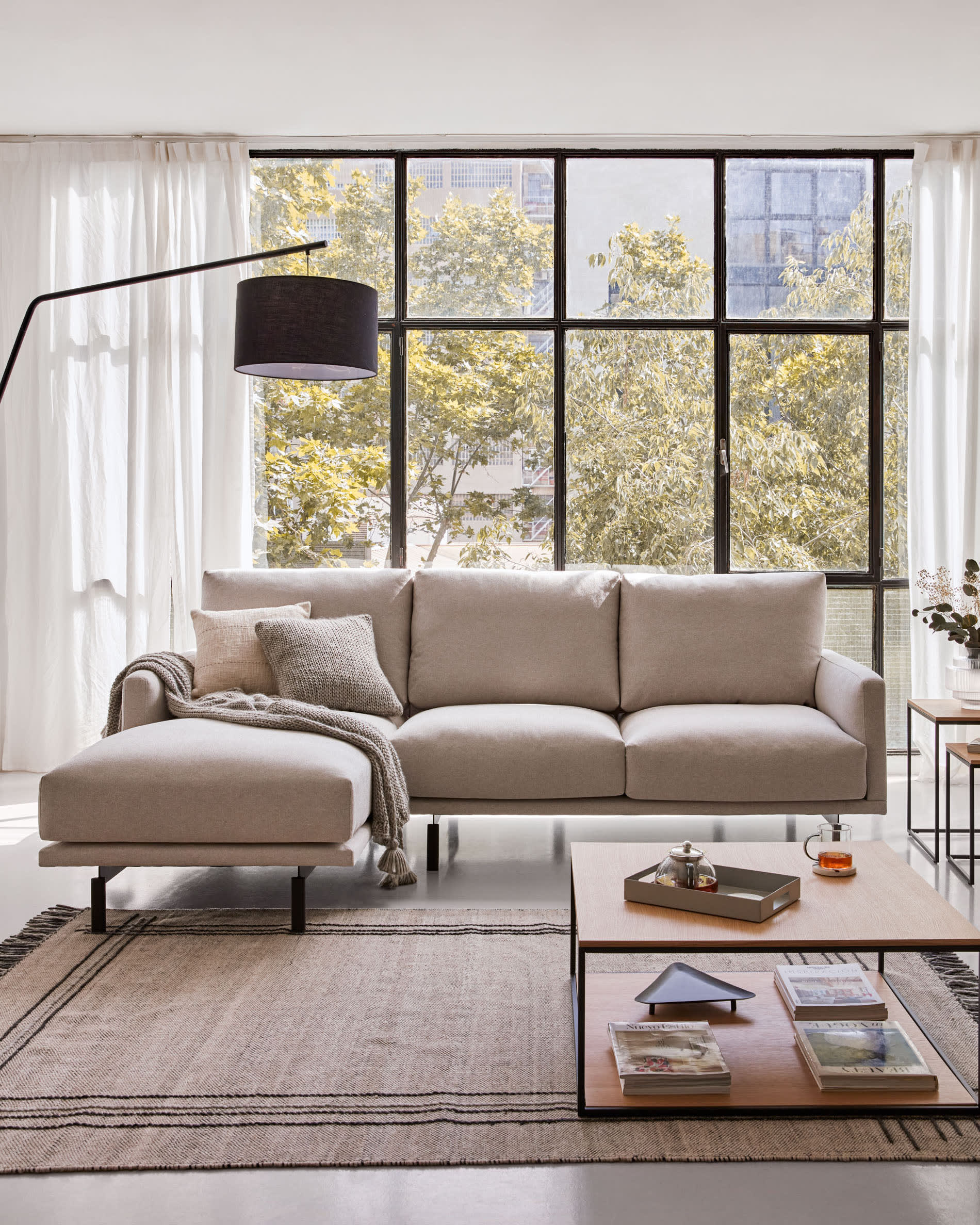 Ciana Stehlampe aus schwarzem Metall mit Baumwollschirm, stilvoll und modern, perfekt für zeitgemässe Wohnräume, von Kave Home.