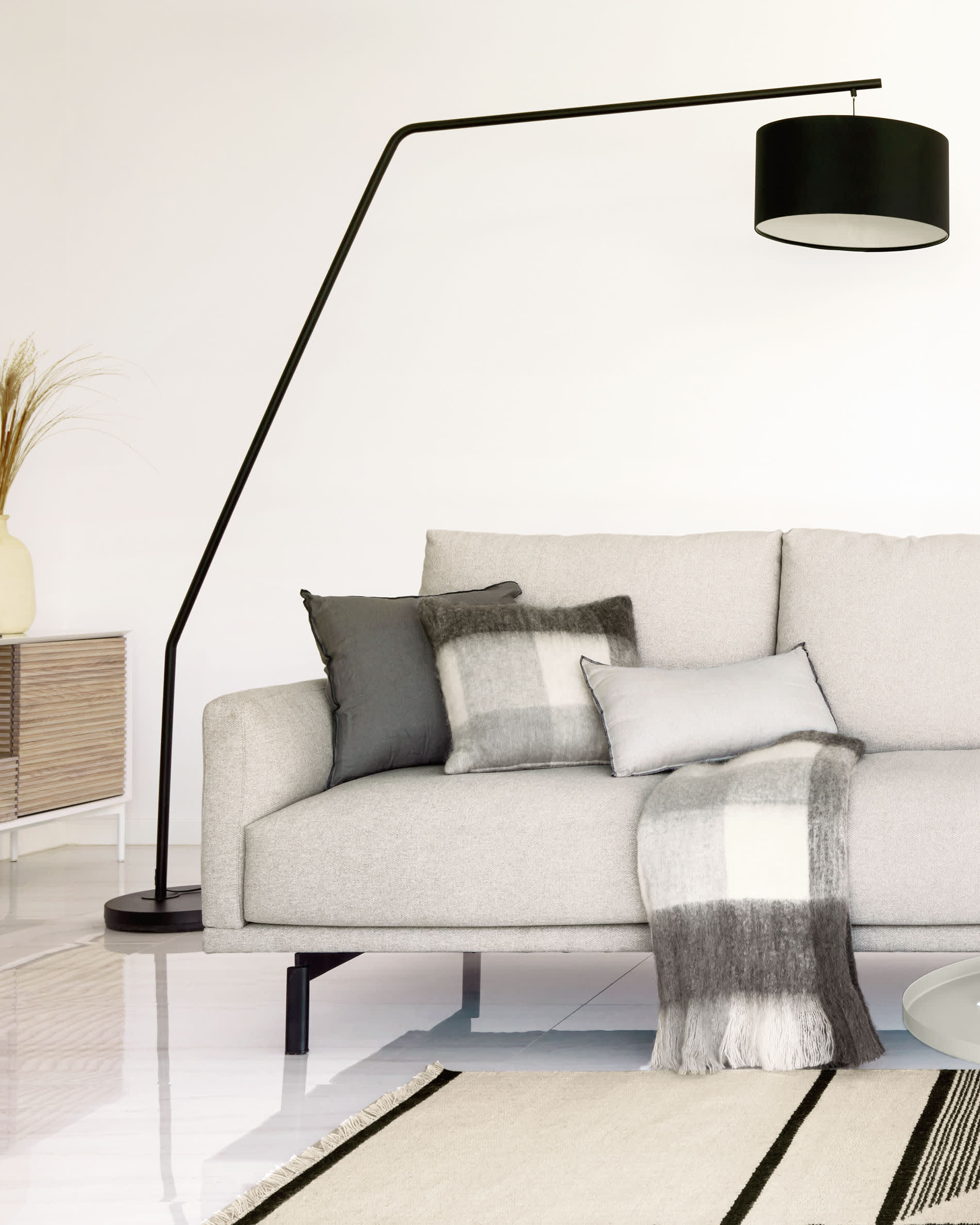 Ciana Stehlampe aus schwarzem Metall mit Baumwollschirm, stilvoll und modern, perfekt für zeitgemässe Wohnräume, von Kave Home.