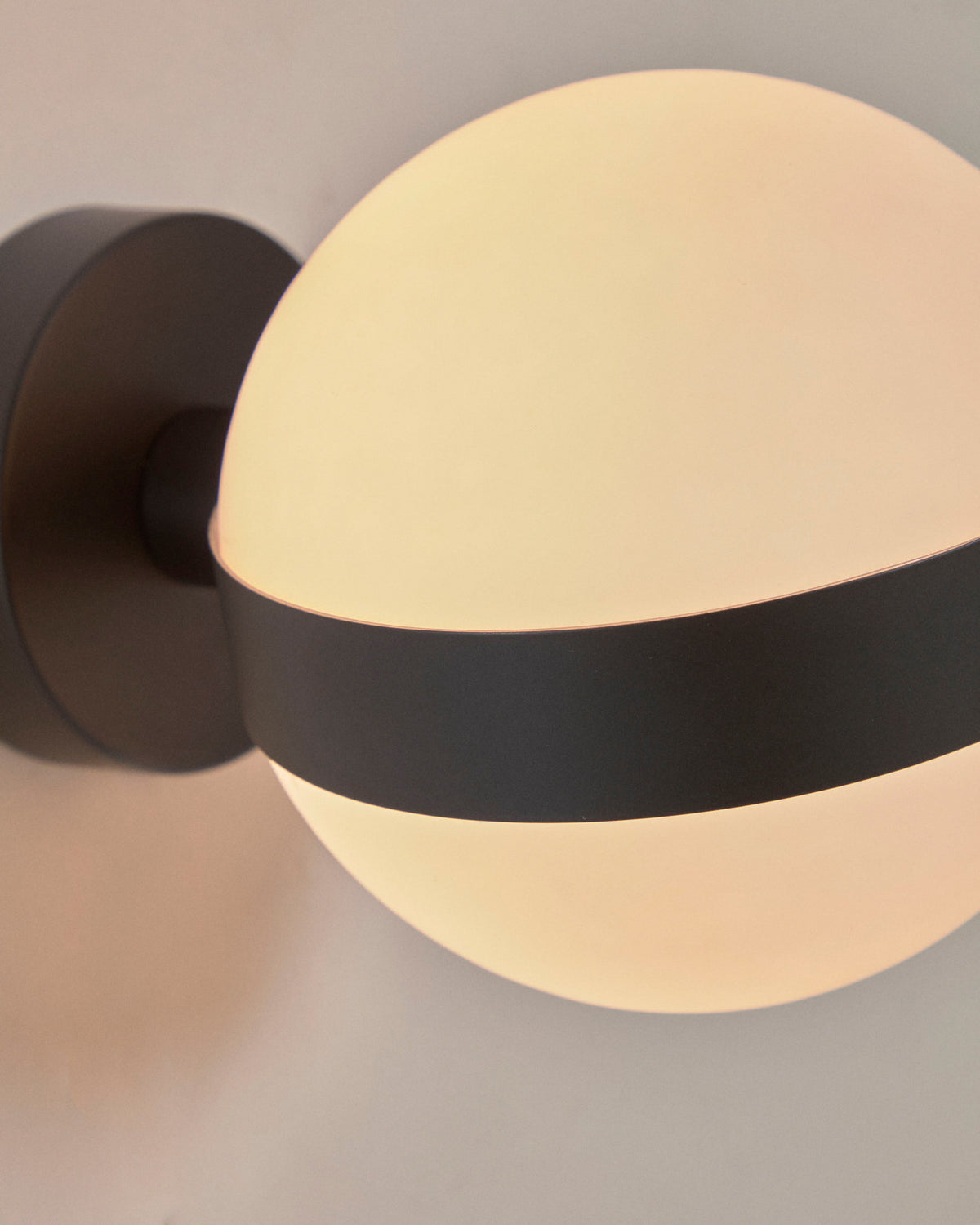 Anasol Wandlampe aus Metall mit schwarzem Finish in Schwarz präsentiert im Onlineshop von KAQTU Design AG. Wandleuchte ist von Kave Home