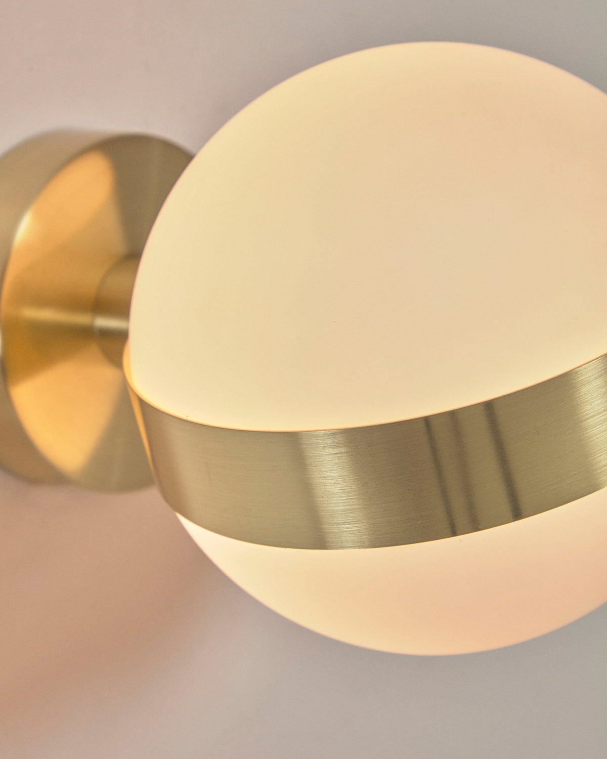 Anasol Wandlampe aus Metall mit goldenem Finish in Gold präsentiert im Onlineshop von KAQTU Design AG. Wandleuchte ist von Kave Home