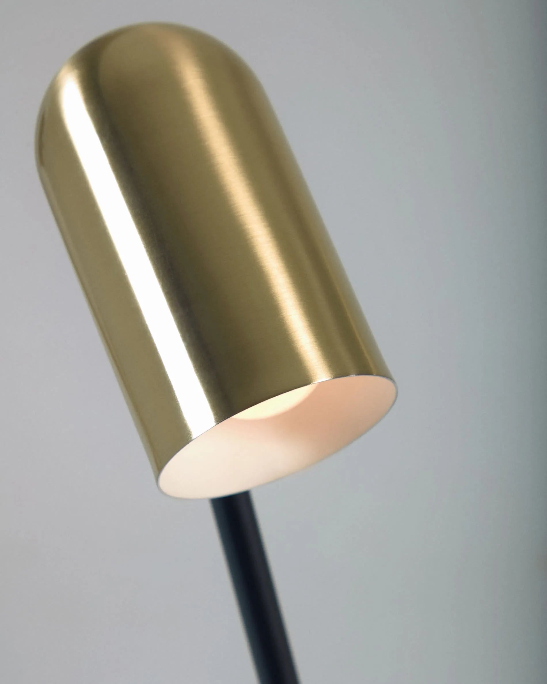 Die Clemence Stehlampe kombiniert schwarzes Metall mit goldenen Schirmen für stilvolle Eleganz und flexible Beleuchtung.