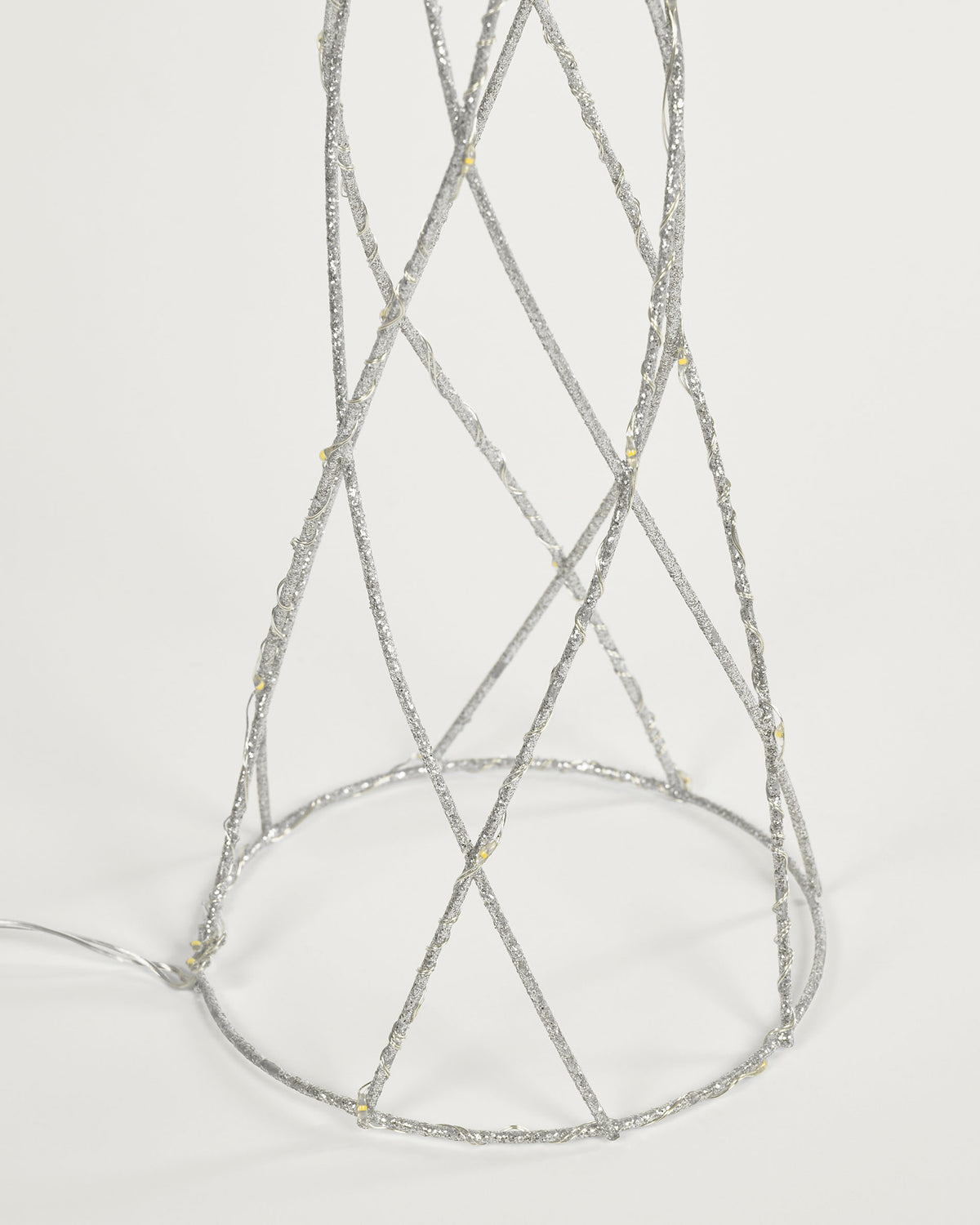 Shirly leuchtender Weihnachtsbaum grau in Silber präsentiert im Onlineshop von KAQTU Design AG. Pendelleuchte ist von Kave Home