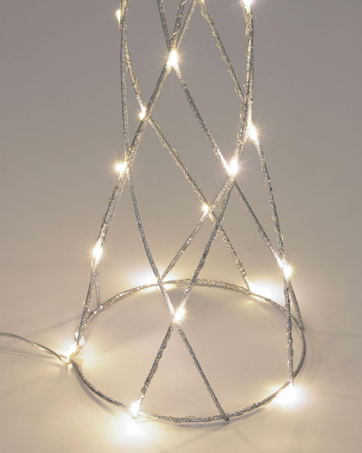 Shirly leuchtender Weihnachtsbaum grau in Silber präsentiert im Onlineshop von KAQTU Design AG. Pendelleuchte ist von Kave Home
