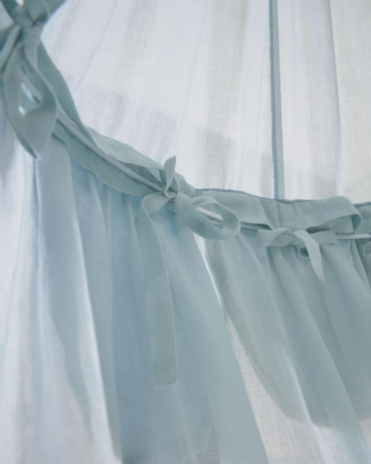 Das Carelene Kinder-Himmelbett aus 100% Baumwolle in Blau von Kave Home vereint Gemütlichkeit und modernes Design für das Kinderzimmer.