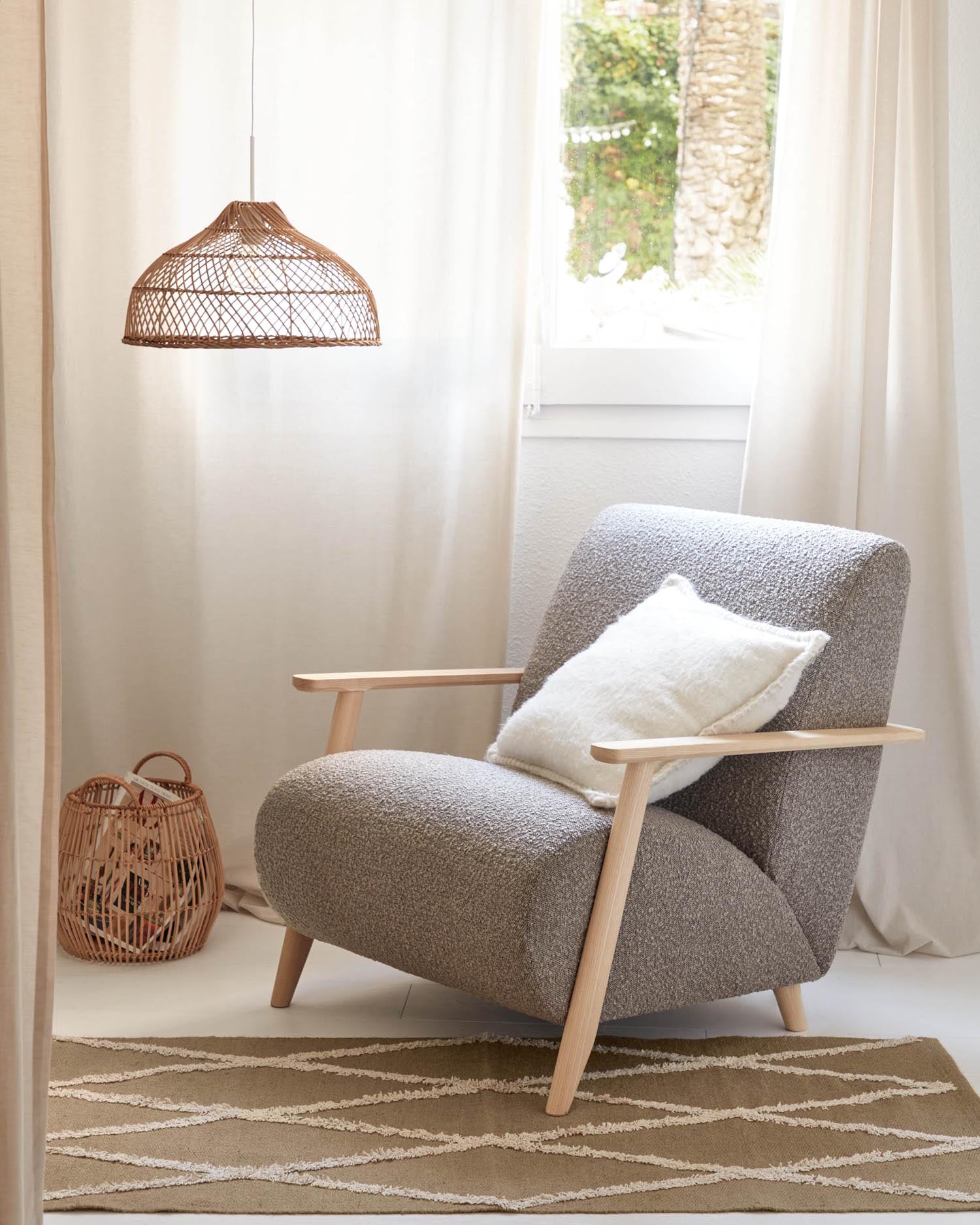 Augustina Bezug weiss 45 x 45 cm in Weiss präsentiert im Onlineshop von KAQTU Design AG. Deko Kissenbezug ist von Kave Home