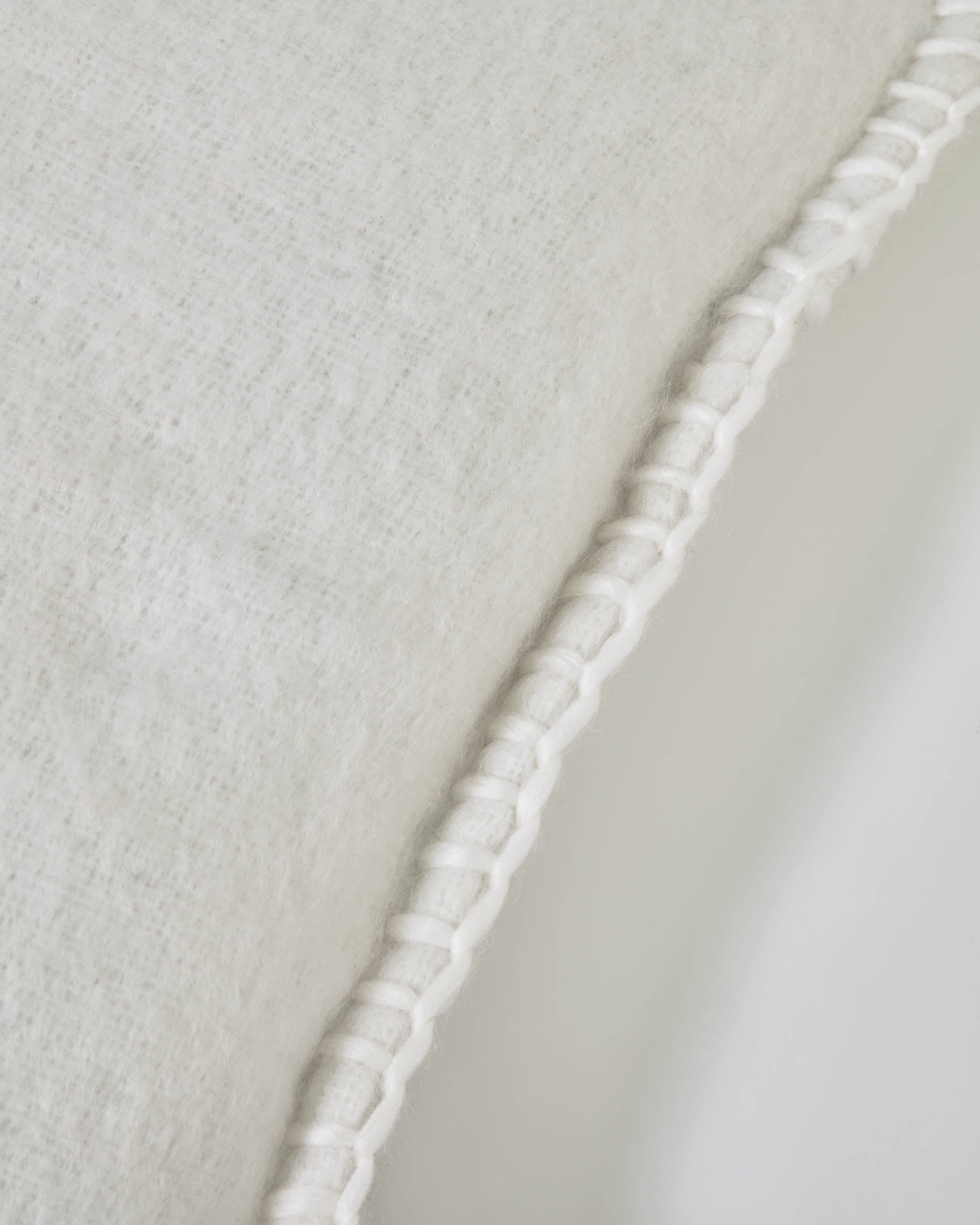 Augustina Bezug weiss 45 x 45 cm in Weiss präsentiert im Onlineshop von KAQTU Design AG. Deko Kissenbezug ist von Kave Home