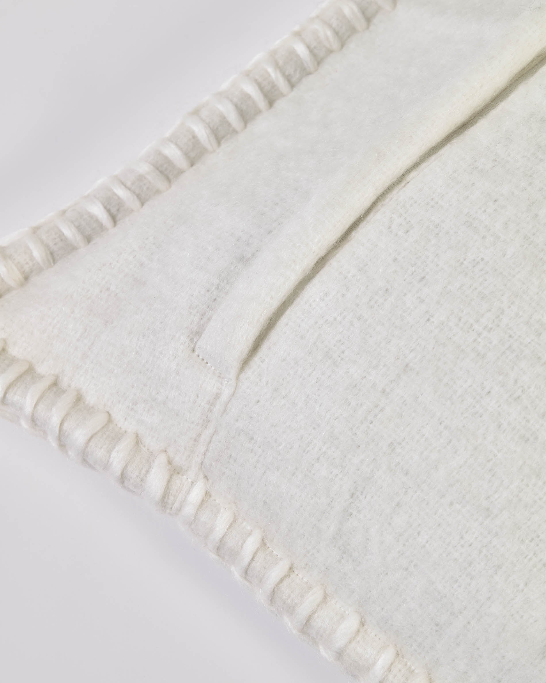 Augustina Bezug weiss 45 x 45 cm in Weiss präsentiert im Onlineshop von KAQTU Design AG. Deko Kissenbezug ist von Kave Home