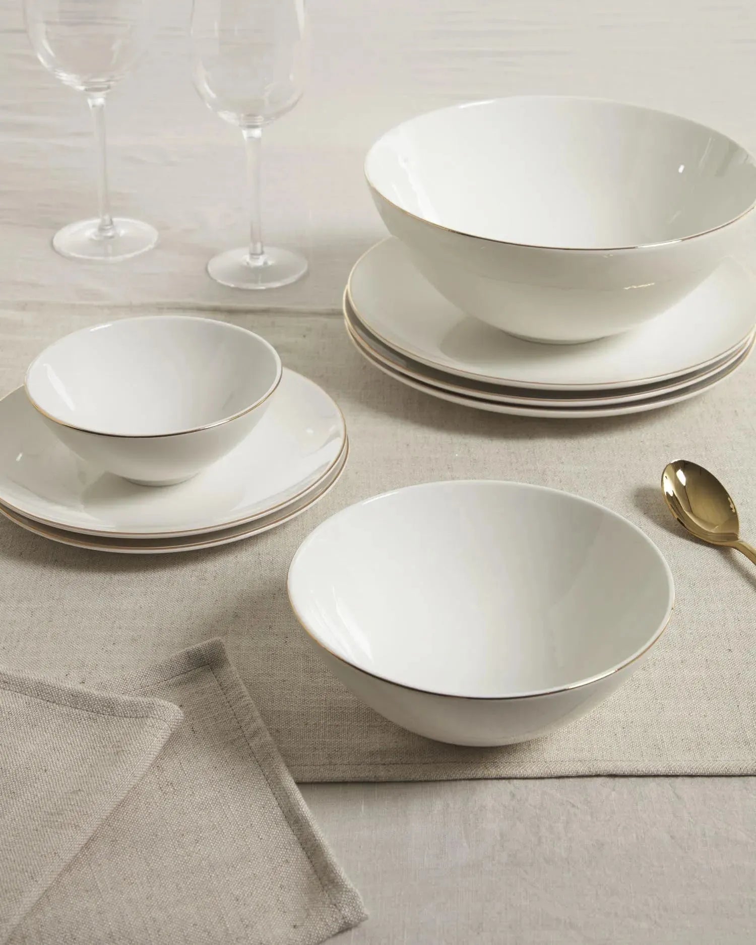 Elegante weiße Porzellanschale mit goldenen und hölzernen Akzenten, ideal für stilvolle Präsentationen.