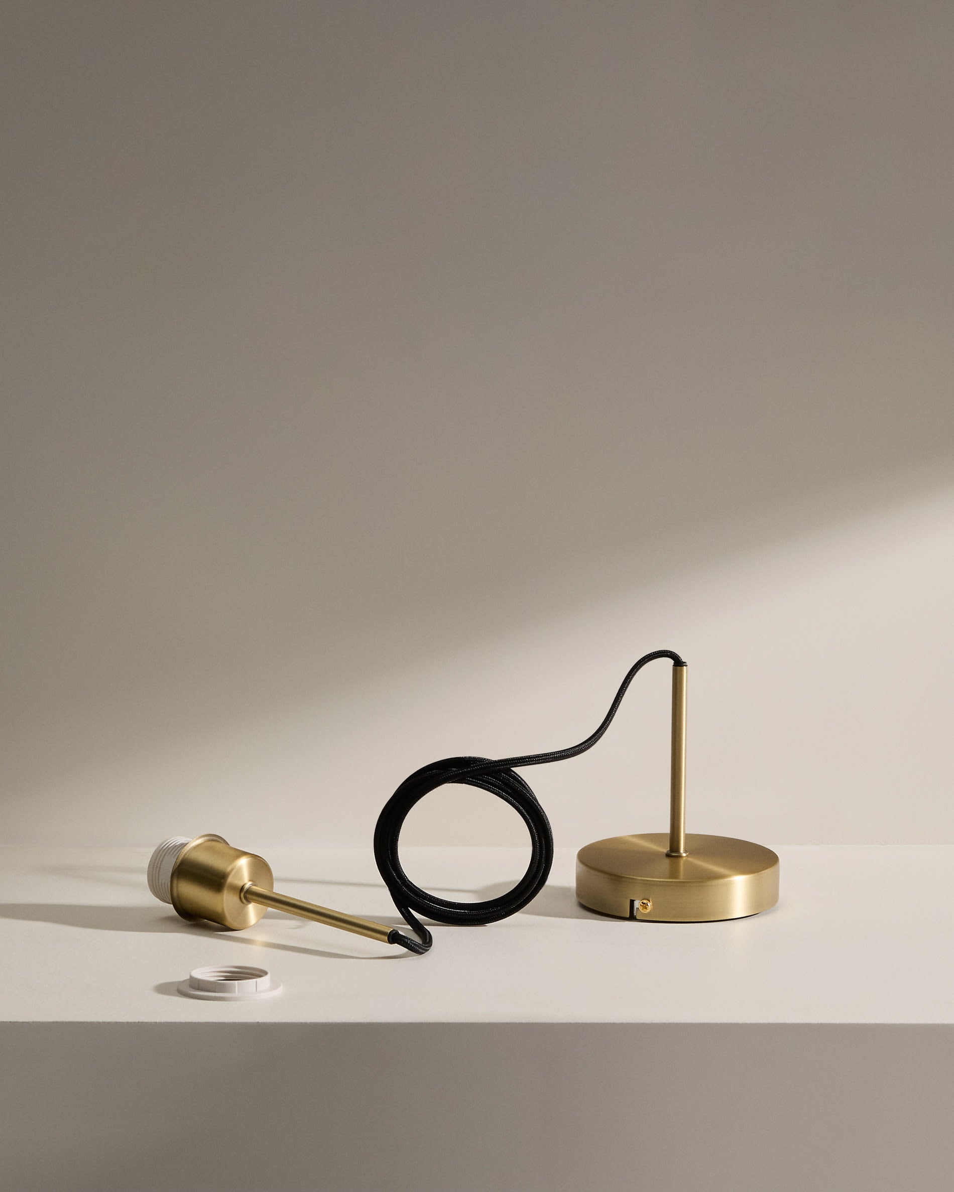 Fulvia Fassung für Deckenlampe aus Metall mit Finish in Gold 150 cm in Gold präsentiert im Onlineshop von KAQTU Design AG. Deckenleuchte ist von Kave Home