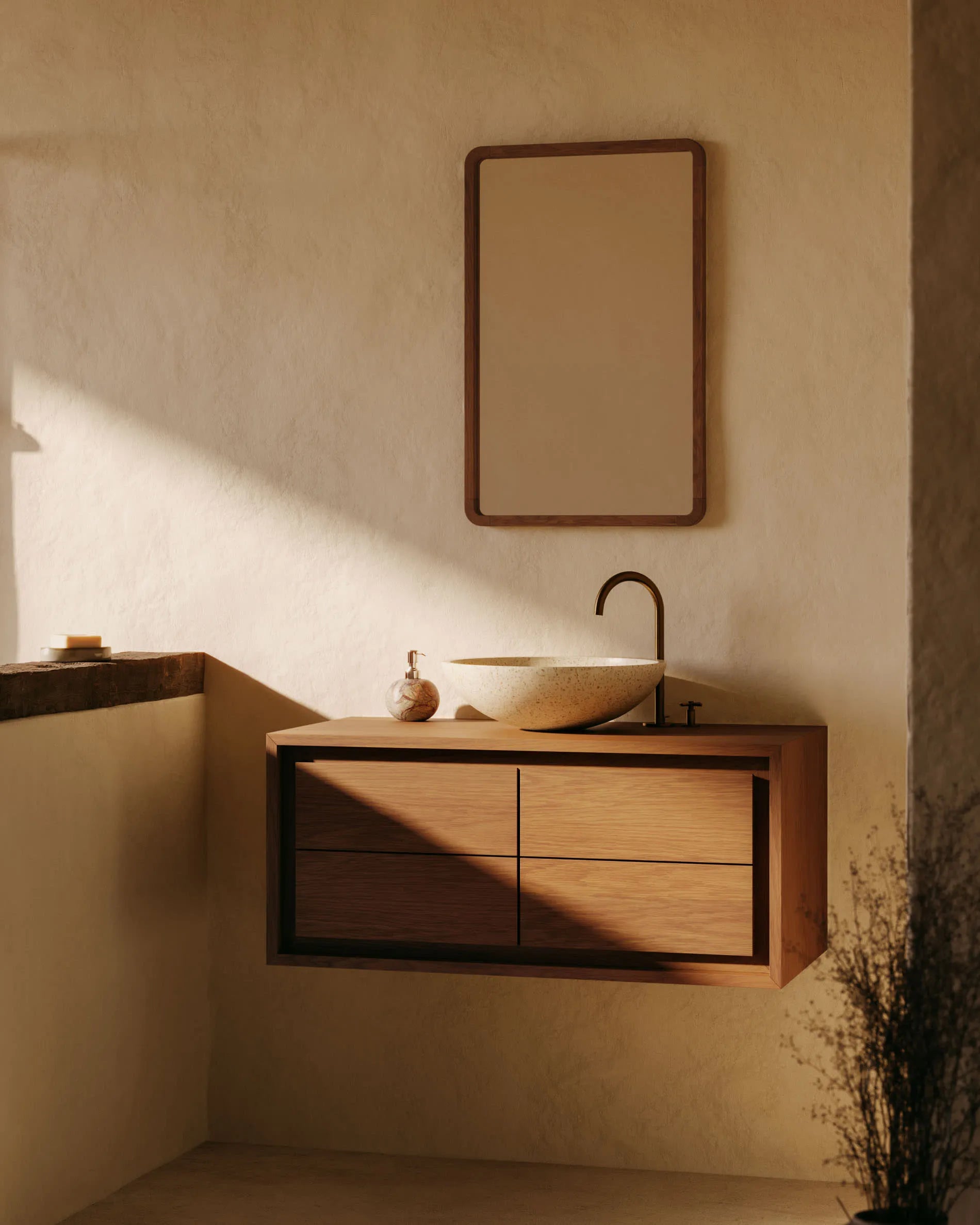 Eleganter Shamel Spiegel aus massivem Teakholz mit edlem Nussholzfinish, 45x70 cm, von Kave Home – stilvoll und hochwertig.