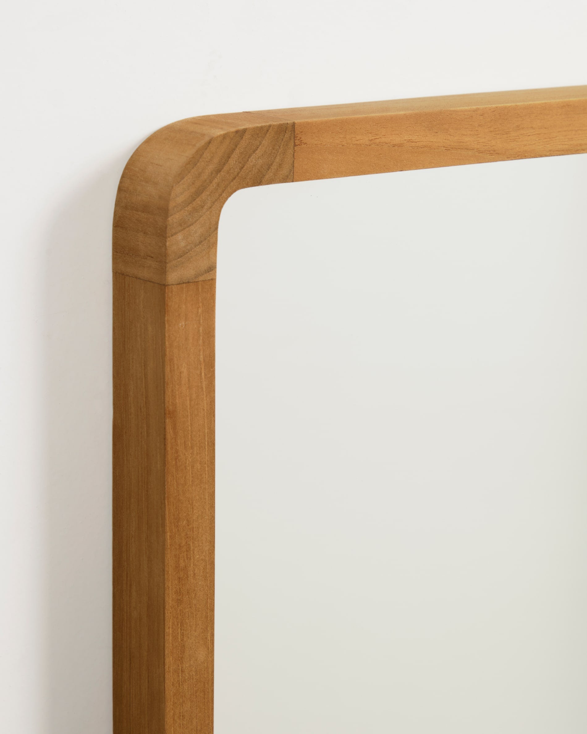 Eleganter Shamel Spiegel aus hochwertigem Teakholz, 45x70 cm, von Kave Home. Perfekt für zeitlose und natürliche Wohnräume.