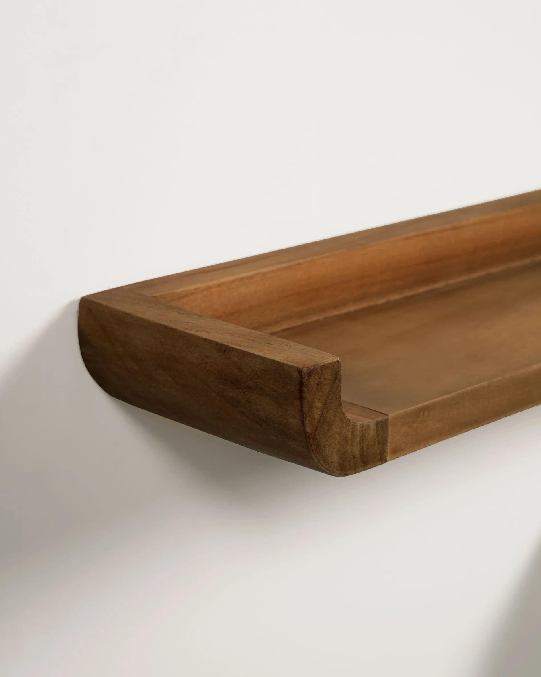 Set aus 2 hochwertigen Teakholzregalen mit elegantem Nussholzfinish, 50 x 5 cm, perfekt für modernes Wohndesign.
