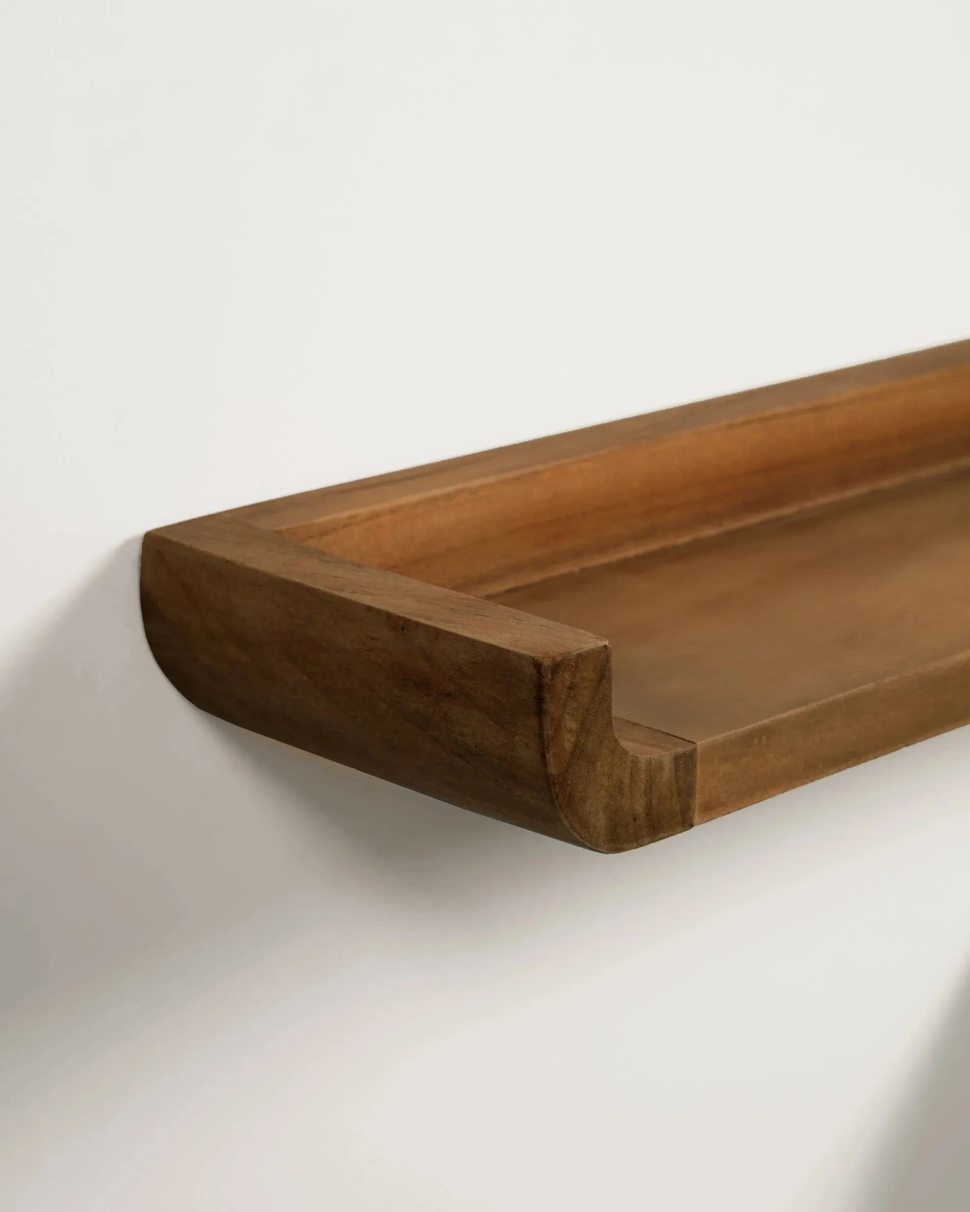 Set aus 2 Regalen aus hochwertigem Teakholz mit edlem Nussholzfinish, 50 x 5 cm, perfekt für eine elegante Wohnraumgestaltung.