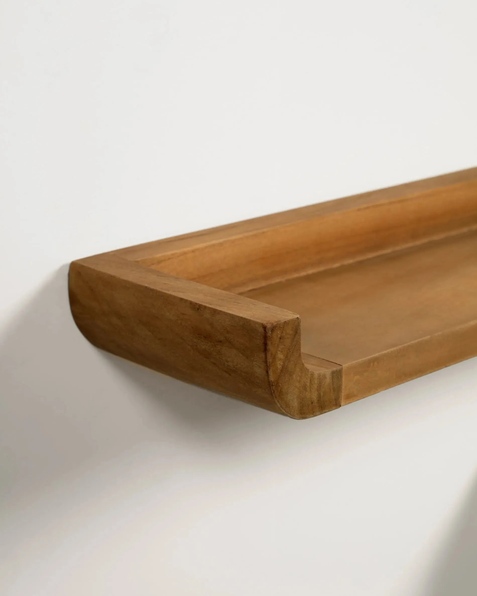 Das Shamel Regalset aus Teakholz (50x5 cm) von Kave Home kombiniert Eleganz und Funktionalität für Ihre Wohnraumgestaltung.