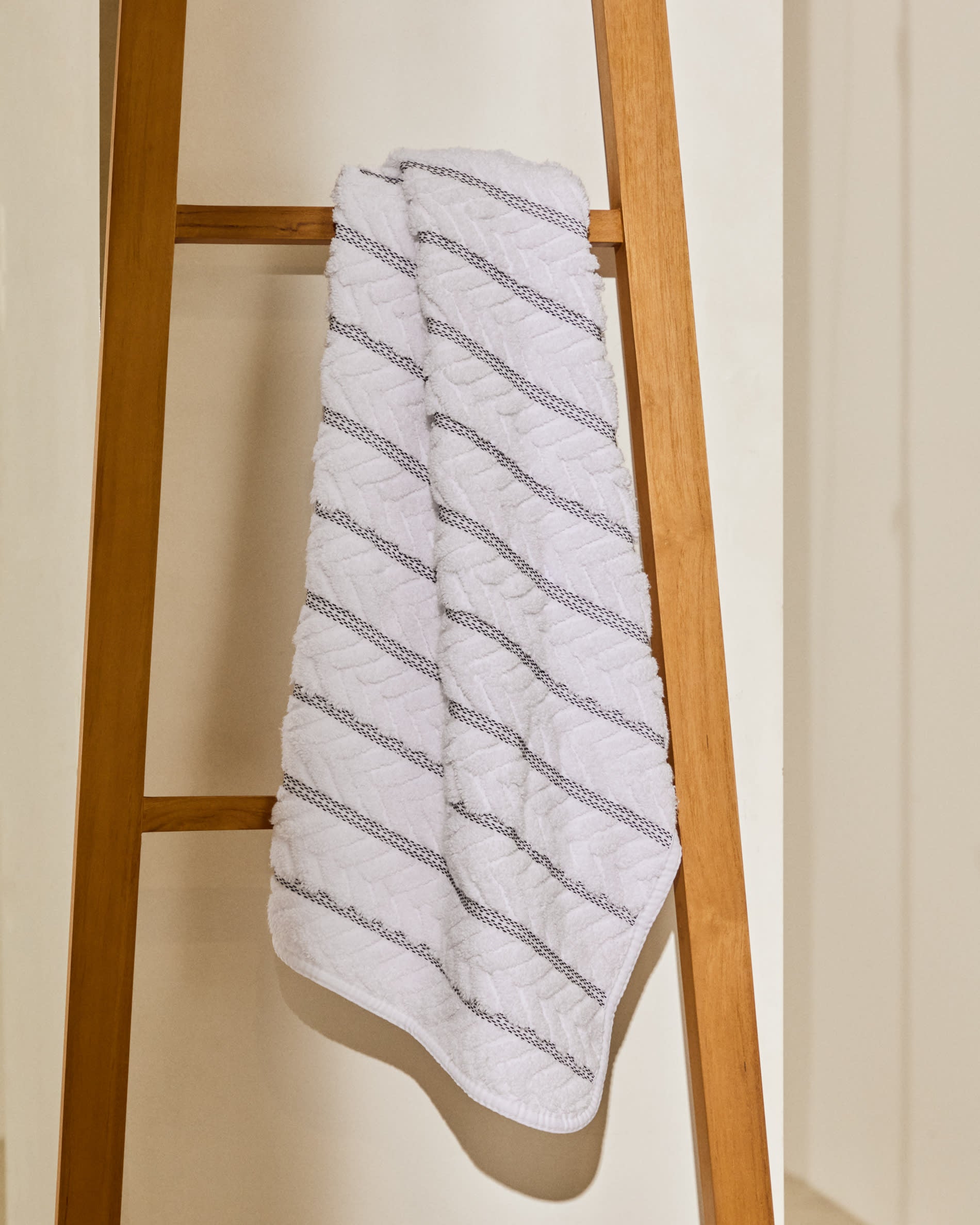 Eleganter Handtuchhalter aus massivem Teakholz, 50x160 cm, mit natürlichem Finish, ideal für stilvolle und zeitgemässe Badezimmer.
