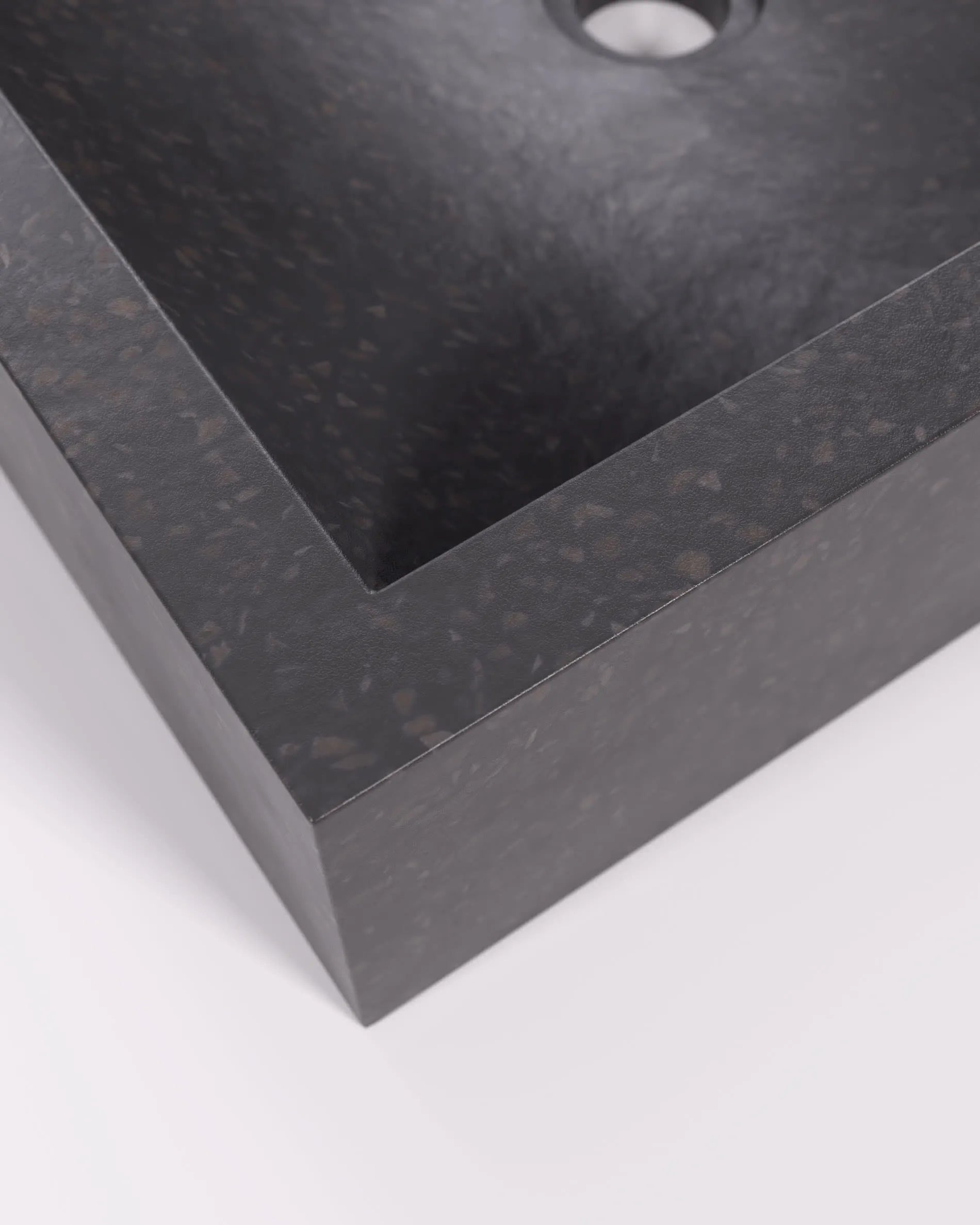 Eleganter schwarzer Terrazzo-Aufsatzwaschtisch Delina von Kave Home, 40x45 cm. Perfekt für moderne Badezimmer.