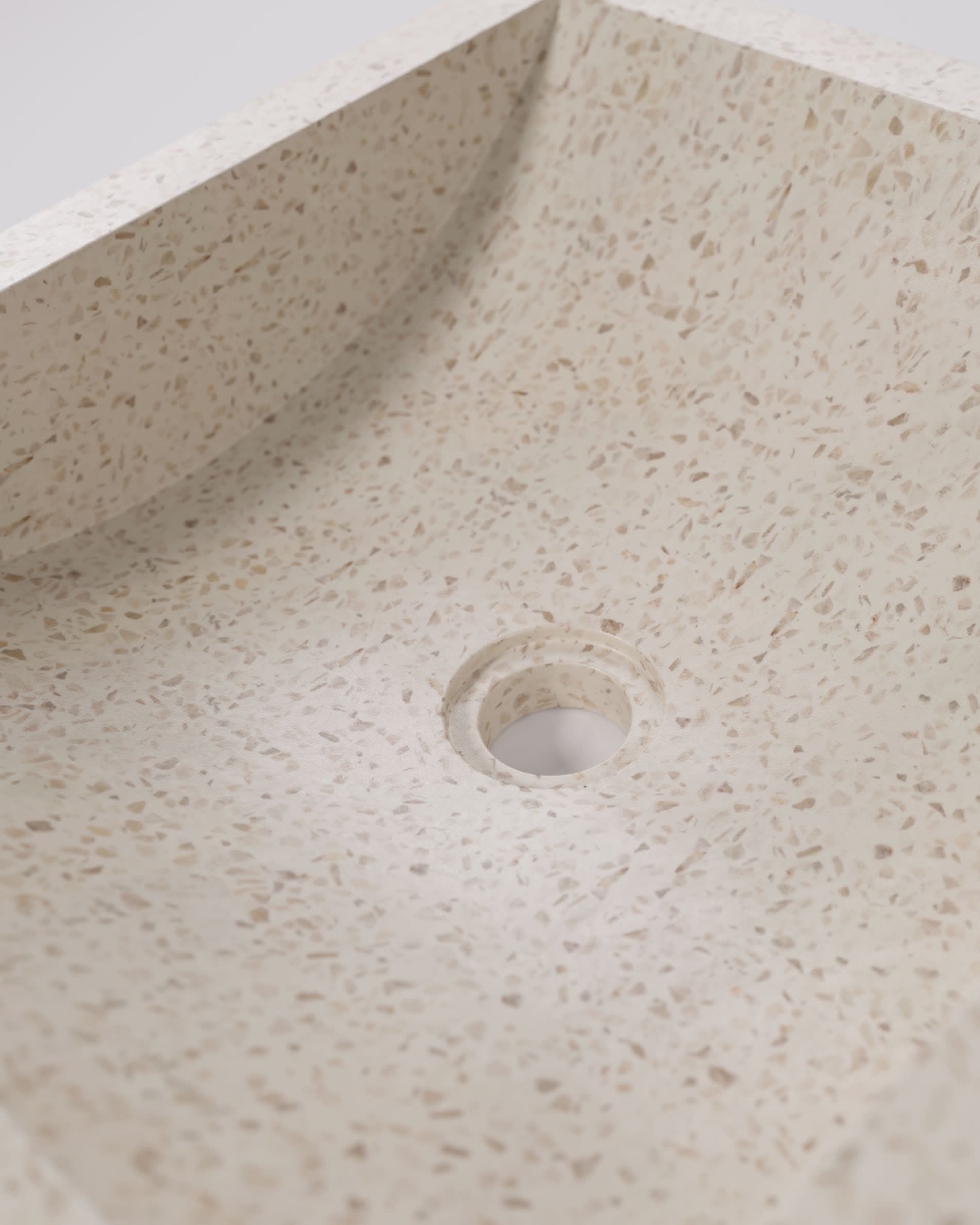 Entdecken Sie den Delina Aufsatzwaschtisch in weißem Terrazzo (40 x 45 cm) von Kave Home – stilvoll, langlebig und pflegeleicht für jedes Badezimmer.