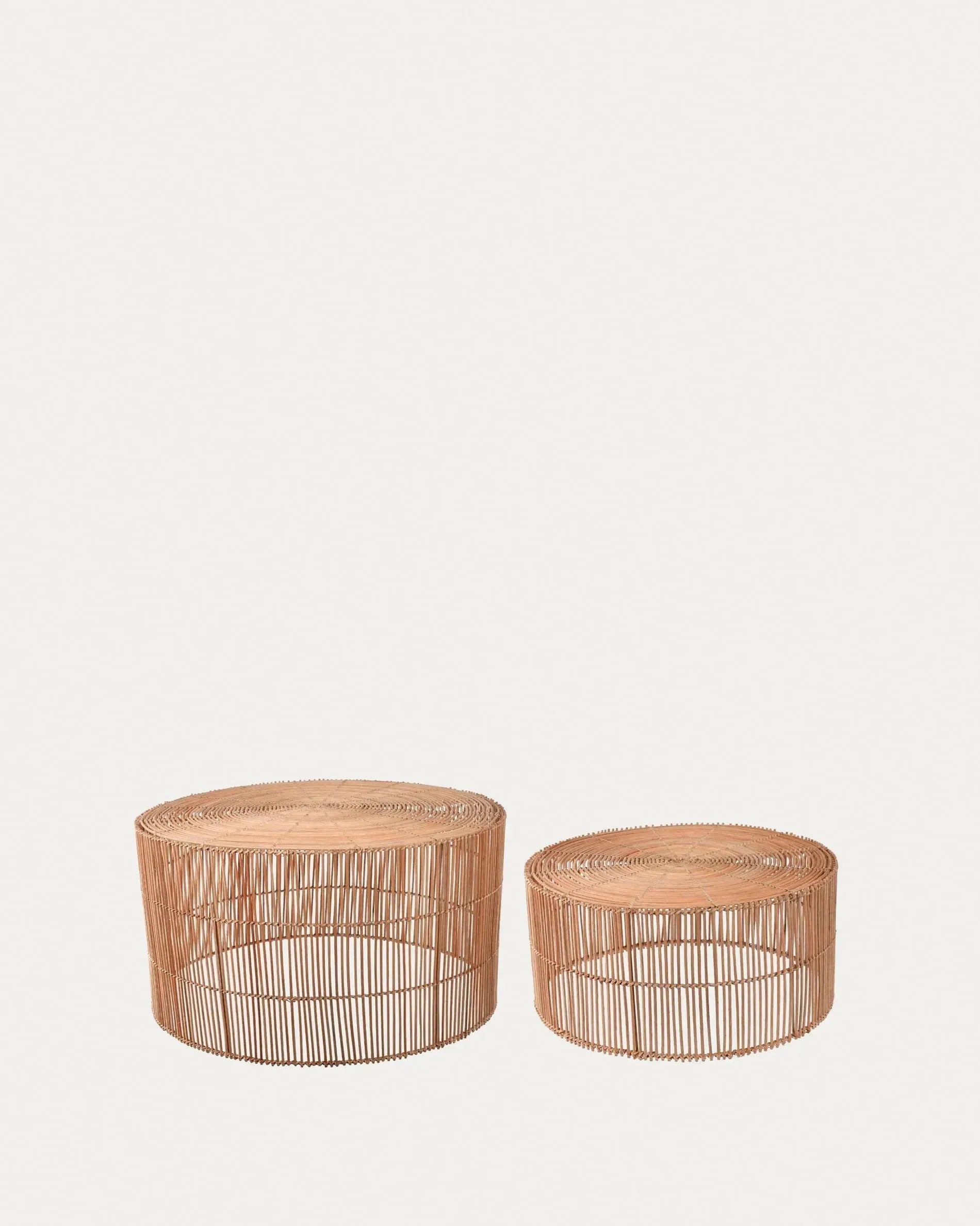 Set Elmima: 2 Couchtische aus 100% Rattan, natürliches Finish, Ø 66 cm & Ø 55 cm, stilvoll und nachhaltig von Kave Home.