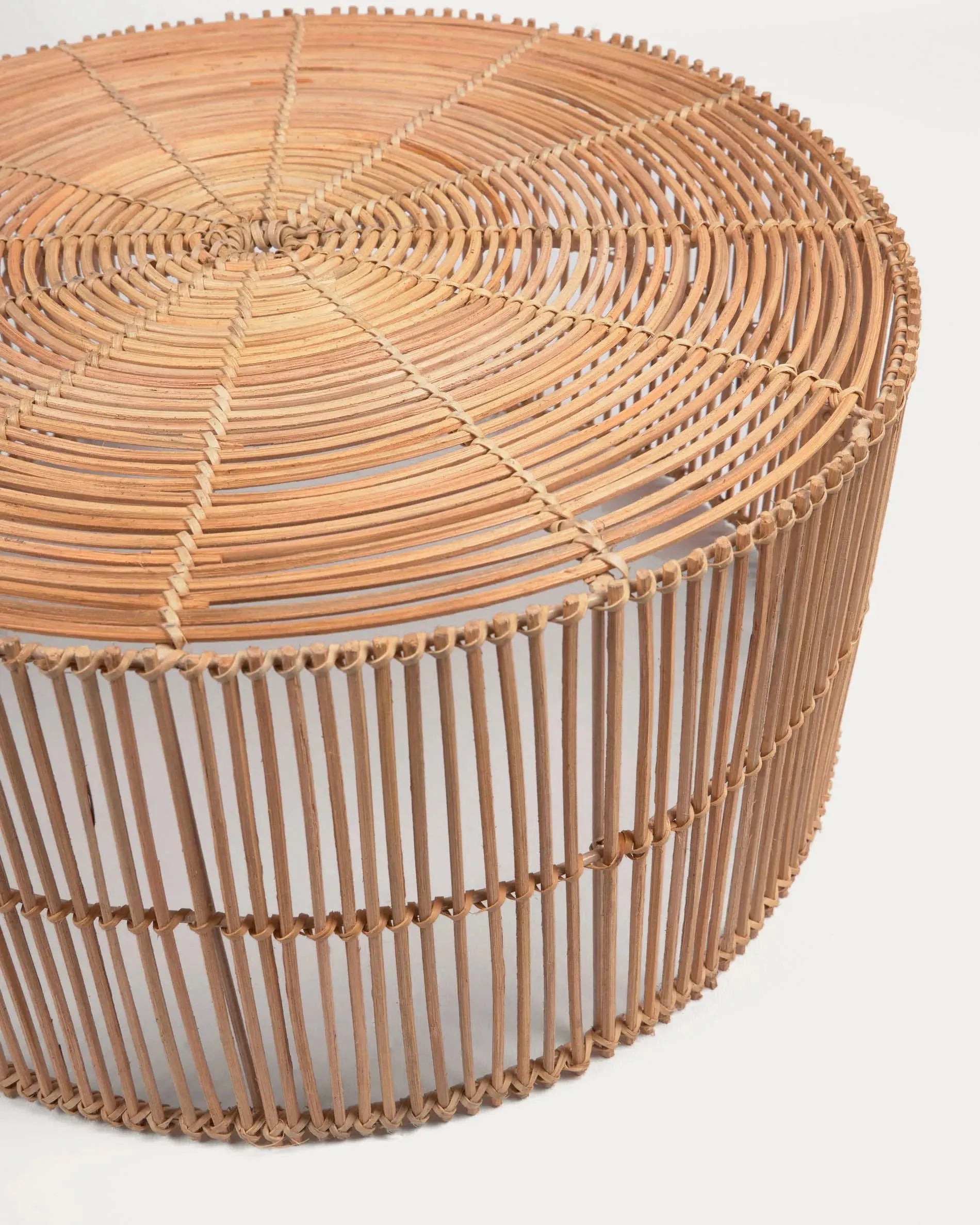Zwei elegante Couchtische aus 100% Rattan, handgefertigt mit natürlichem Finish, Durchmesser 66 cm und 55 cm, von Kave Home.
