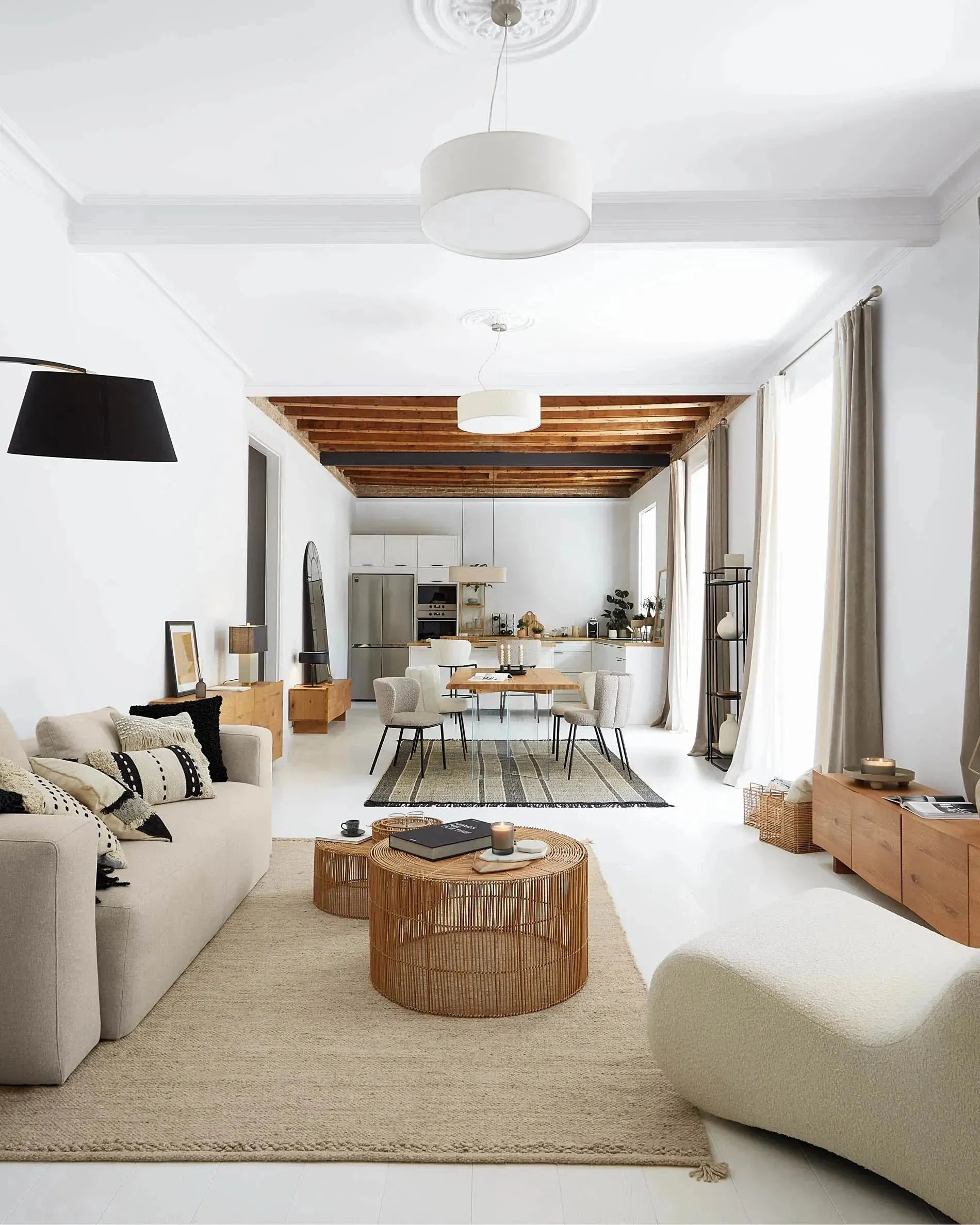 Elegantes Set aus zwei handgefertigten Couchtischen aus 100% Rattan, mit natürlichem Finish, Durchmesser Ø 66 cm und Ø 55 cm, von Kave Home.