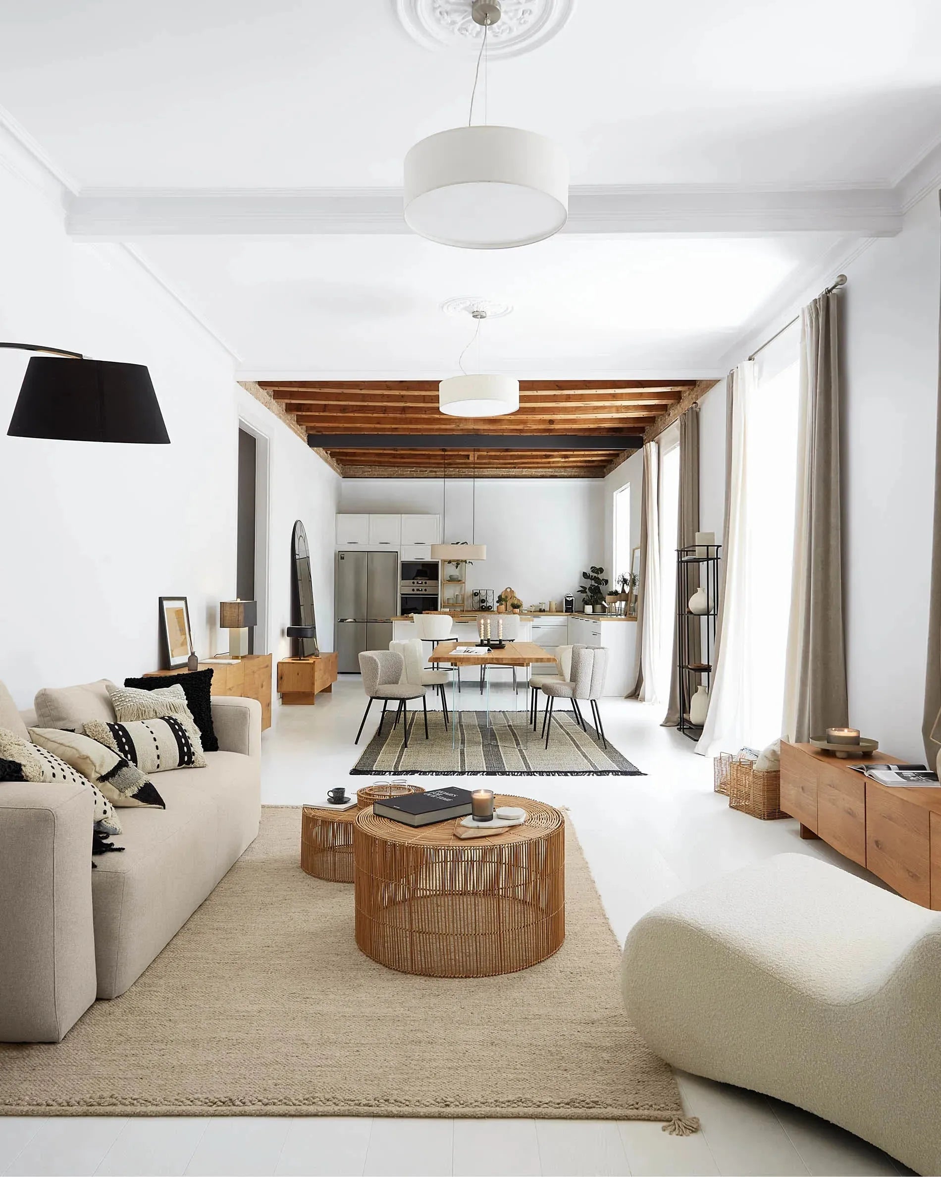 Set Elmima: 2 Couchtische aus Rattan, natürliches Design, Ø 66 cm & Ø 55 cm, handgefertigt, nachhaltig und elegant von Kave Home.