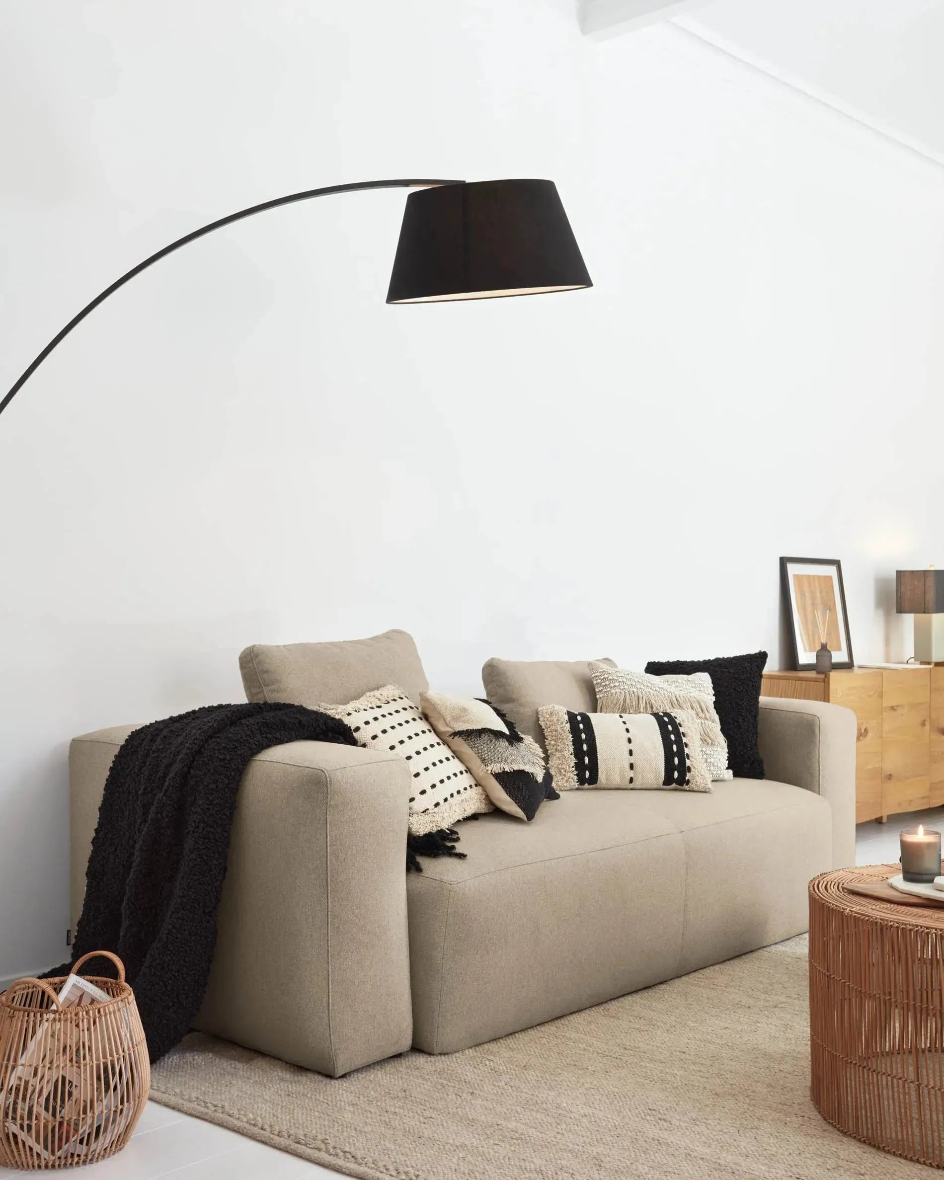 Zwei elegante Couchtische aus 100% Rattan, handgefertigt mit natürlichem Finish, Maße Ø 66 cm und Ø 55 cm, von Kave Home.