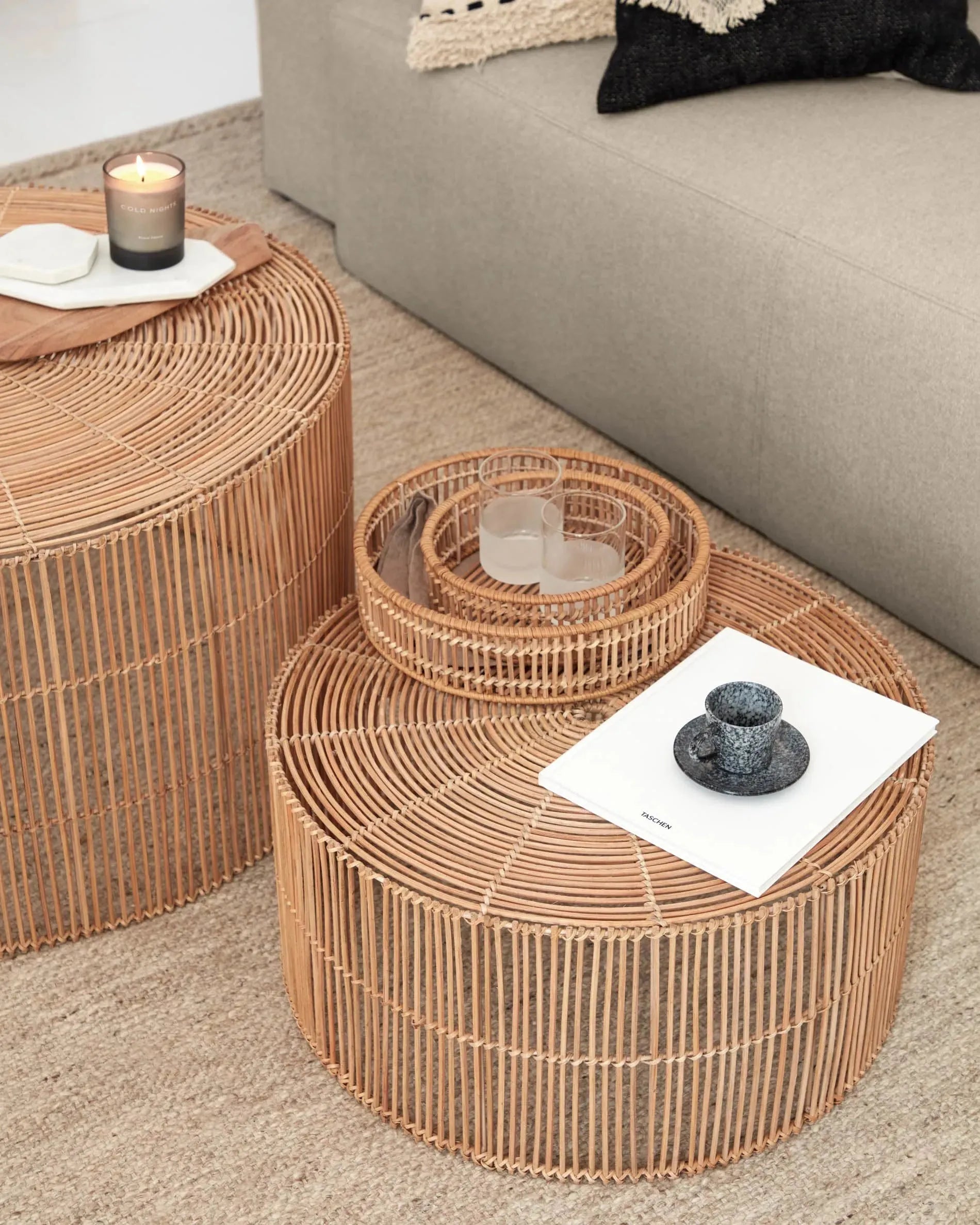 Set Elmima: 2 stilvolle Couchtische aus 100% Rattan, handgefertigt, natürliches Finish, nachhaltig, Ø 66 cm und Ø 55 cm, von Kave Home.
