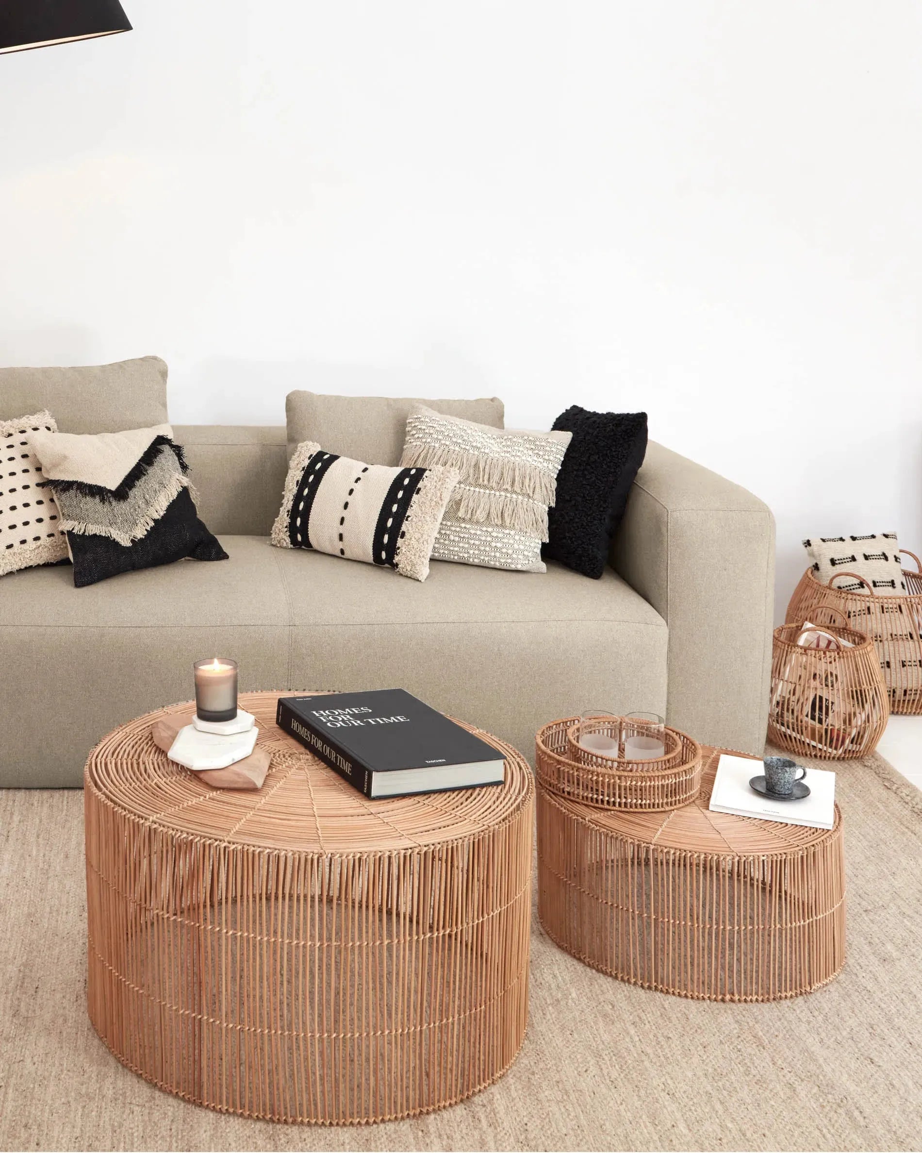 Set Elmima: 2 Couchtische aus 100% Rattan, handgefertigt, mit natürlichem Finish, nachhaltig, Maße Ø 66 cm und Ø 55 cm, von Kave Home.