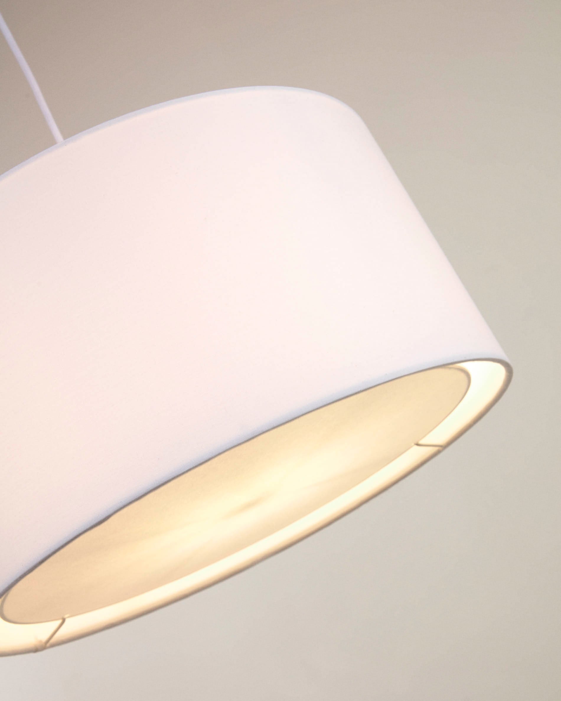 Stilvoller Santana Lampenschirm in Weiß, Ø 40 cm, mit hochwertigem Diffusor für gleichmäßige Lichtverteilung und einladende Atmosphäre.