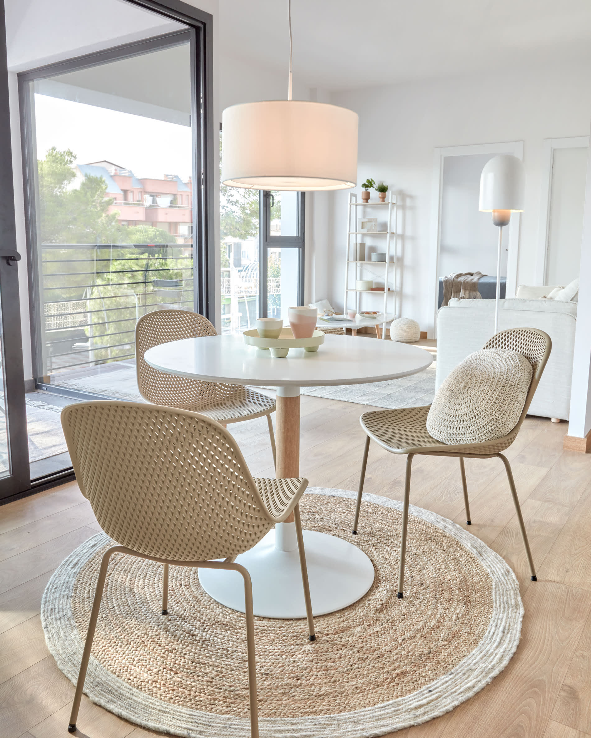 Eleganter weisser Lampenschirm Santana von Kave Home, Ø 40 cm, mit Diffusor für angenehmes Licht und modernes Wohnambiente.